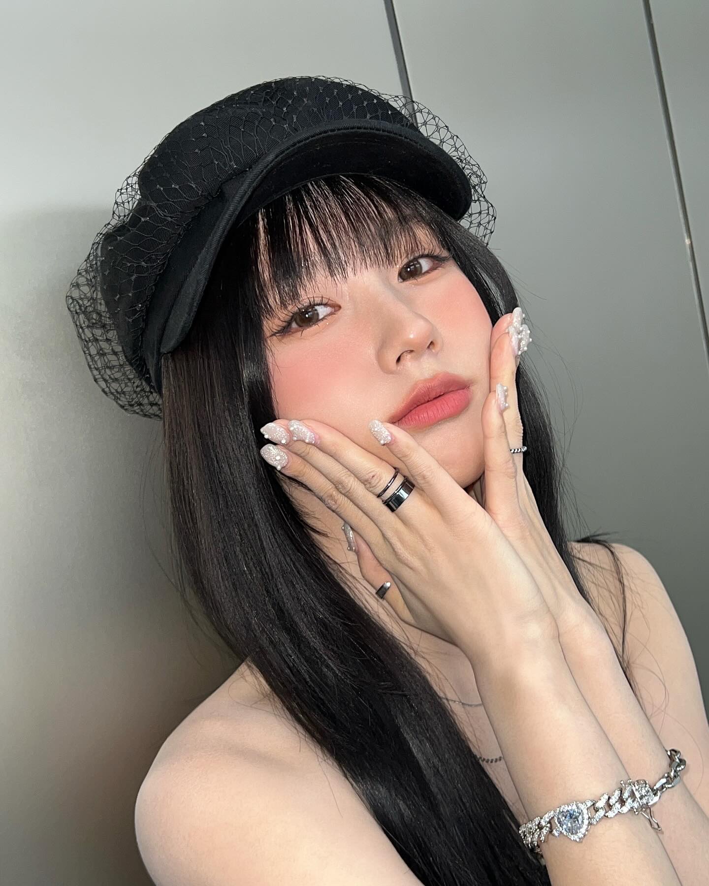 올여름, 확실한 블러셔 포인트로☀️
해외에서 먼저 주목받은 ‘Blush Blindness’ 트렌드는 블러셔를 과하게 발랐음에도 그 과함을 인지하지 못하는 상태를 뜻합니다.
진한 색조의 블러셔로 얼굴에 입체감과 사랑스러움을 더하는 이 스타일은, 이번 여름 가장 주목받는 뷰티 트렌드로 떠오를 전망입니다.
다가오는 시즌, 나에게 ‘착붙’인 블러셔 컬러를 찾아 과감한 메이크업에 도전해보세요!❤️ 이미지6