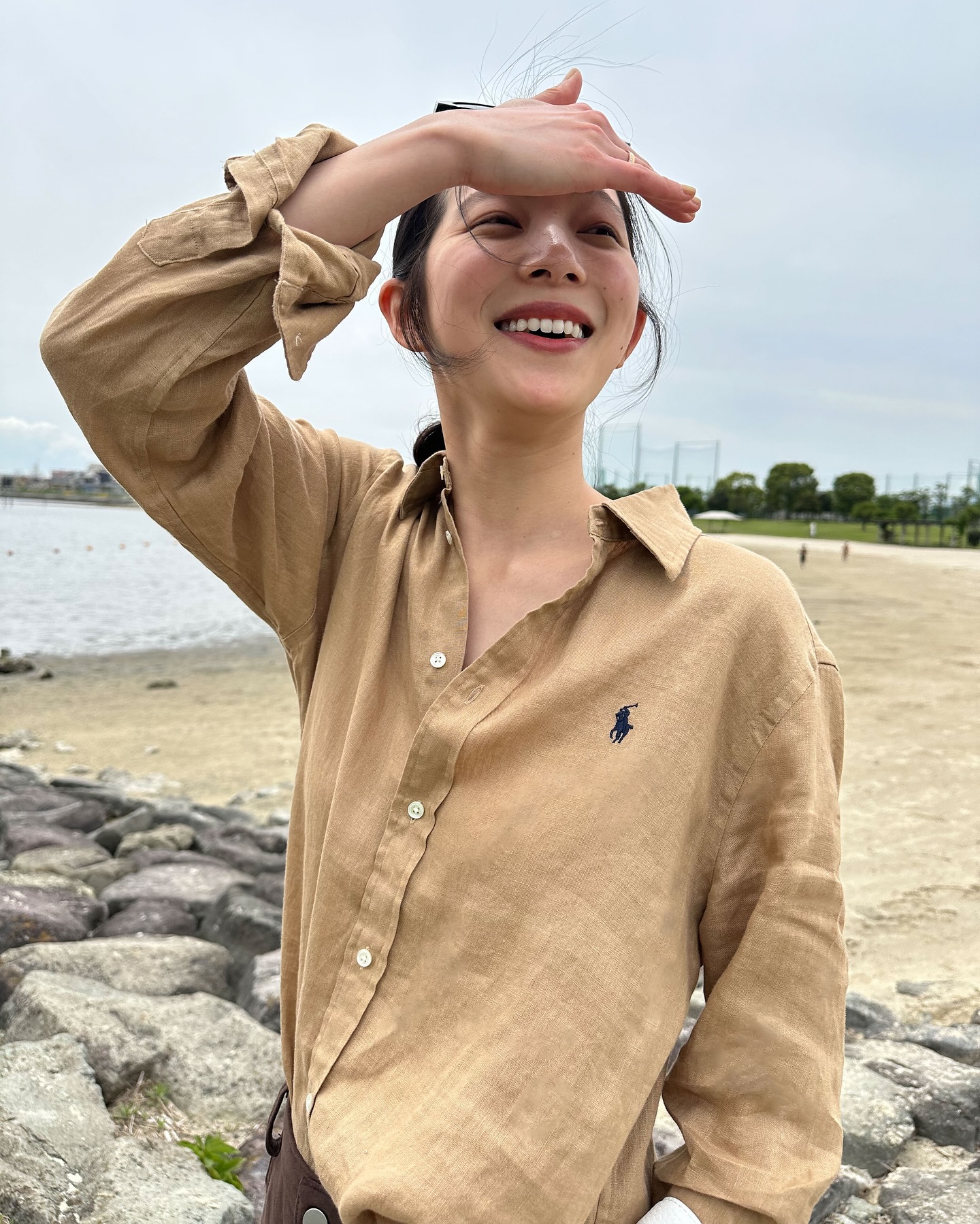 이걸 보면 바로 셔츠룩합니다🤎🤍
셔츠룩 대명사 아리하라 미유키👔🧐쿨한 클래식 셔츠 선택 2가지

1. 폴로 랄프 로렌 클래식핏 린넨 셔츠
린넨 고유의 청량한 질감을 살린 폴로 랄프 로렌 셔츠는 여유로운 핏과 결을 따라 흐르는 자연스러운 광택이 인상적입니다. 미유키는 이를 헐렁하게 걸쳐, 도시 속에서도 리조트 같은 여름을 연출했습니다.

2. TTTMSW 버튼 다운 셔츠
구조적인 무드의 TTTMSW 버튼 다운 셔츠는 남녀 모두에게 어울리는 실루엣으로 도회적인 감각을 전합니다. 미유키는 브라운 팬츠와 매치해 무심한 듯 단정한 여름의 쿨한 리듬을 완성했습니다. 이미지2