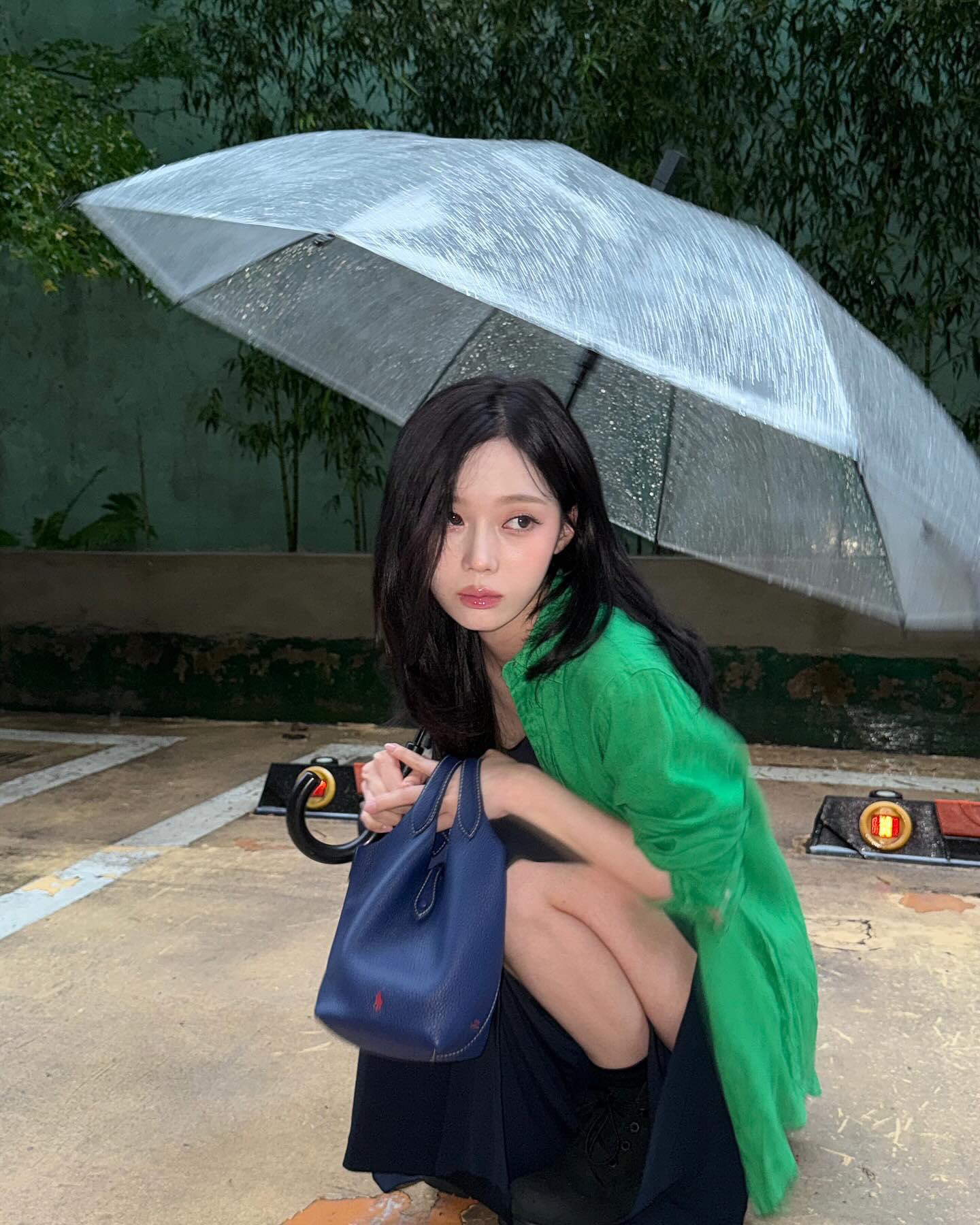 흑발 윈터가 좋다고 말해🩶🖤
탈색 윈터를 이기는 건 흑발 윈터 앤트걸🐜

매번 스타일링에 변화를 주며 새로운 얼굴을 보여주던 윈터
탈색 윈터와 흑발 윈터의 차이는 청량과 청순의 차이일 뿐 인형같은 얼굴은 그대로입니다.

다양한 스타일링을 찰떡같이 소화하는 윈터, 여러분의 취향은 어느 쪽인가요? 이미지3