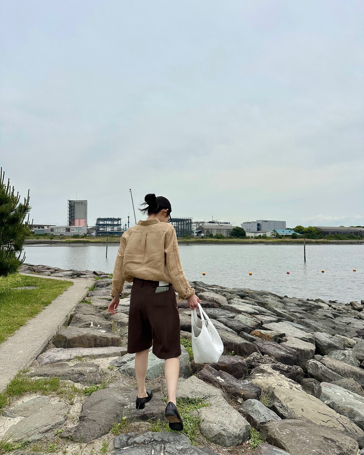 이걸 보면 바로 셔츠룩합니다🤎🤍
셔츠룩 대명사 아리하라 미유키👔🧐쿨한 클래식 셔츠 선택 2가지

1. 폴로 랄프 로렌 클래식핏 린넨 셔츠
린넨 고유의 청량한 질감을 살린 폴로 랄프 로렌 셔츠는 여유로운 핏과 결을 따라 흐르는 자연스러운 광택이 인상적입니다. 미유키는 이를 헐렁하게 걸쳐, 도시 속에서도 리조트 같은 여름을 연출했습니다.

2. TTTMSW 버튼 다운 셔츠
구조적인 무드의 TTTMSW 버튼 다운 셔츠는 남녀 모두에게 어울리는 실루엣으로 도회적인 감각을 전합니다. 미유키는 브라운 팬츠와 매치해 무심한 듯 단정한 여름의 쿨한 리듬을 완성했습니다. 이미지4
