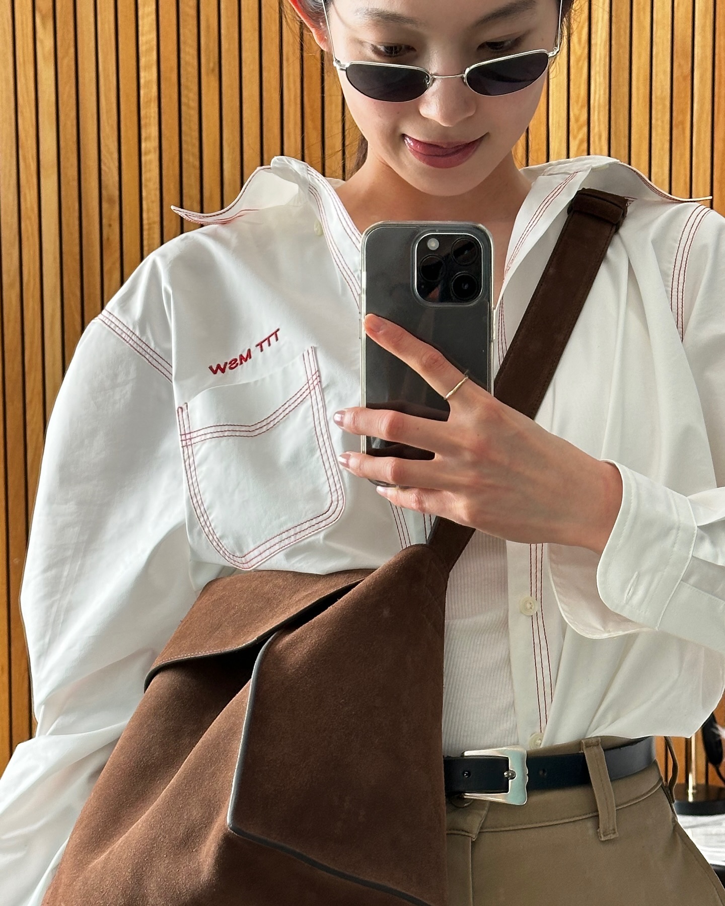 이걸 보면 바로 셔츠룩합니다🤎🤍
셔츠룩 대명사 아리하라 미유키👔🧐쿨한 클래식 셔츠 선택 2가지

1. 폴로 랄프 로렌 클래식핏 린넨 셔츠
린넨 고유의 청량한 질감을 살린 폴로 랄프 로렌 셔츠는 여유로운 핏과 결을 따라 흐르는 자연스러운 광택이 인상적입니다. 미유키는 이를 헐렁하게 걸쳐, 도시 속에서도 리조트 같은 여름을 연출했습니다.

2. TTTMSW 버튼 다운 셔츠
구조적인 무드의 TTTMSW 버튼 다운 셔츠는 남녀 모두에게 어울리는 실루엣으로 도회적인 감각을 전합니다. 미유키는 브라운 팬츠와 매치해 무심한 듯 단정한 여름의 쿨한 리듬을 완성했습니다. 이미지7