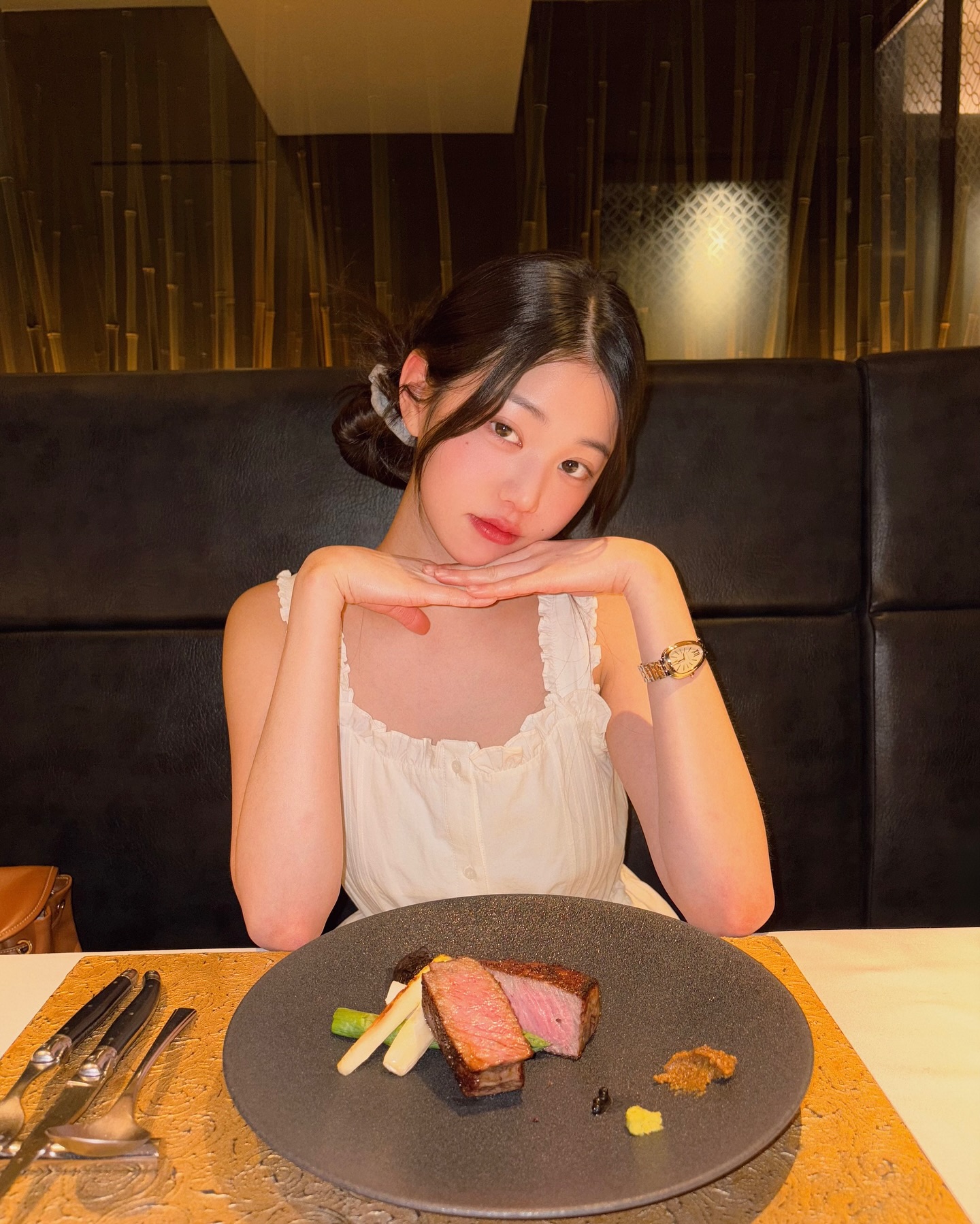 최근 셀럽들이 픽한 명품 시계 3⌚️
셀럽들의 일상 속 포인트템, 명품 워치를 모아모아✨

1. 장원영
- 불가리(BVLGARI), 세르펜티 세두토리 워치 / 3,740만 원

2. 아이린
- 피아제(PIAGET), 식스티 시계 / 1,690만 원

3. 차정원
- 까르띠에(CARTIER), 베누아 워치 스몰 / 1,850만 원 이미지