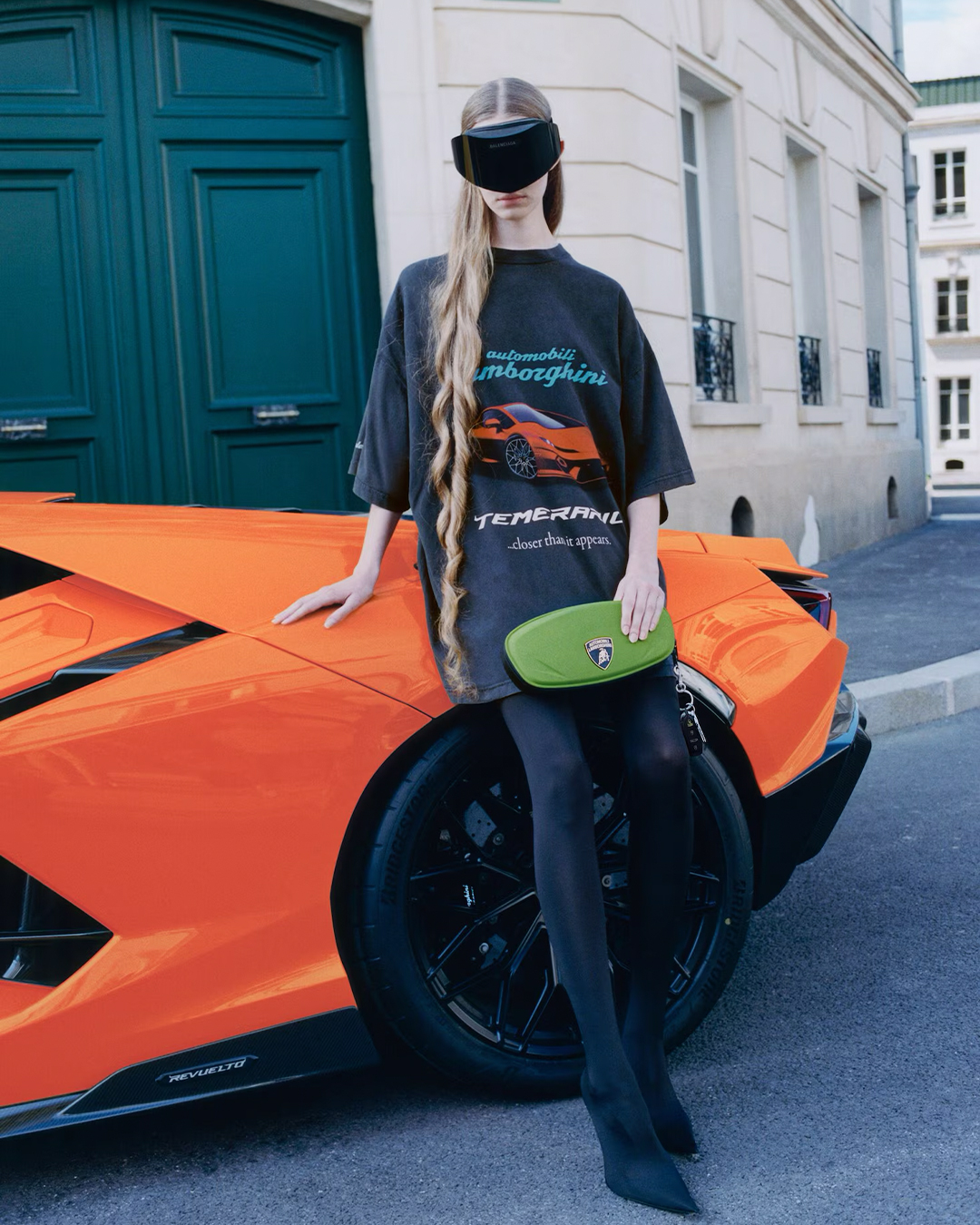 슈퍼카의 곡선을 입은 발렌시아가🚗⁠
⁠
발렌시아가와 람보르기니, 두 혁신의 아이콘이 만났습니다⁠
⁠
럭셔리 브랜드 발렌시아가와 슈퍼카 브랜드 람보르기니가 협업한 캡슐 컬렉션이 5월 21일부터 전 세계 일부 매장에서 판매를 시작했습니다.⁠
⁠
이번 컬렉션은 람보르기니의 스피드와 기술, 그리고 발렌시아가의 실루엣이 만나 미래적 감성을 표현한 것이 특징입니다. 오버사이즈 봄버 재킷, 레이싱 감성의 가죽 재킷, 티셔츠, 후디 등 다양한 아이템이 구성되어 있습니다.⁠
⁠
특히 2025년형 람보르기니 테메라리오에서 영감을 받은 아트워크 셔츠는 자동차와 패션의 경계를 허무는 시도로 주목받고 있습니다. 트롱프뢰유 기법이 적용돼 시각적 완성도를 높였습니다.⁠
⁠
이번 컬렉션은 선택된 발렌시아가 오프라인 매장과 공식 온라인 스토어에서 한정 수량으로 판매되며, 모던 럭셔리의 새로운 방향을 제시하고 있습니다. 이미지2