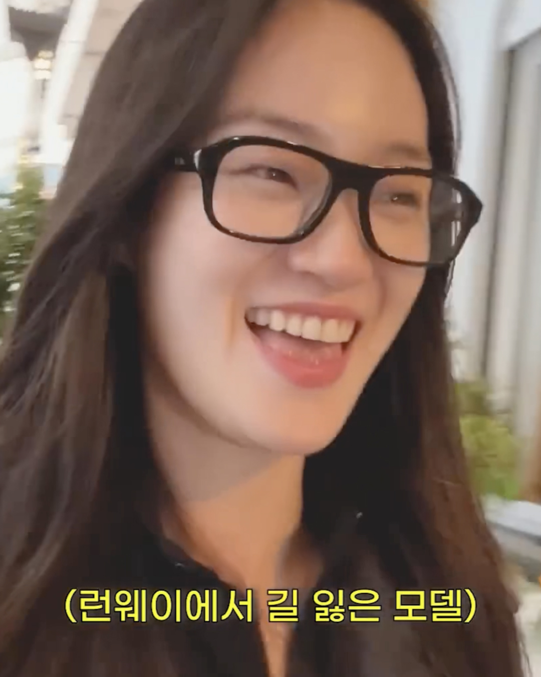 샤넬 쇼의 다이노소어🦖
모델 신현지가 들려주는 10년차 샤넬 모델의 출근길 브이로그

지난 4월 이탈리아 코모 호수(Lago di Como)를 배경으로 한 샤넬(CHANEL)의 2025 크루즈 컬렉션 기억하시나요? 이날 백스테이지에서 생긴 에피소드의 리얼한 분위기를 함께 즐겨요

신현지가 이번 쇼에서 착용한 아이템은 샤넬 트위드 자켓 대신, 화이트 베이스에 브라운과 오렌지 컬러칩으로 이루어진 스트라이프 셋업으로, 리조트 특유의 편안한 분위기를 보여주었습니다.  

모자는 넓은 챙의 파나마 햇 스타일로 자연스러운 연베이지 컬러에 연핑크 카멜리아 장식이 더해져 리조트 무드와 우아함을 동시에 살렸습니다. 

마지막으로 라탄 톱 핸들백은 클래식한 골드 체인과 CC 로고 디테일이 더해져, 고급스러운 여름 휴양지 무드를 연출했습니다.  이미지