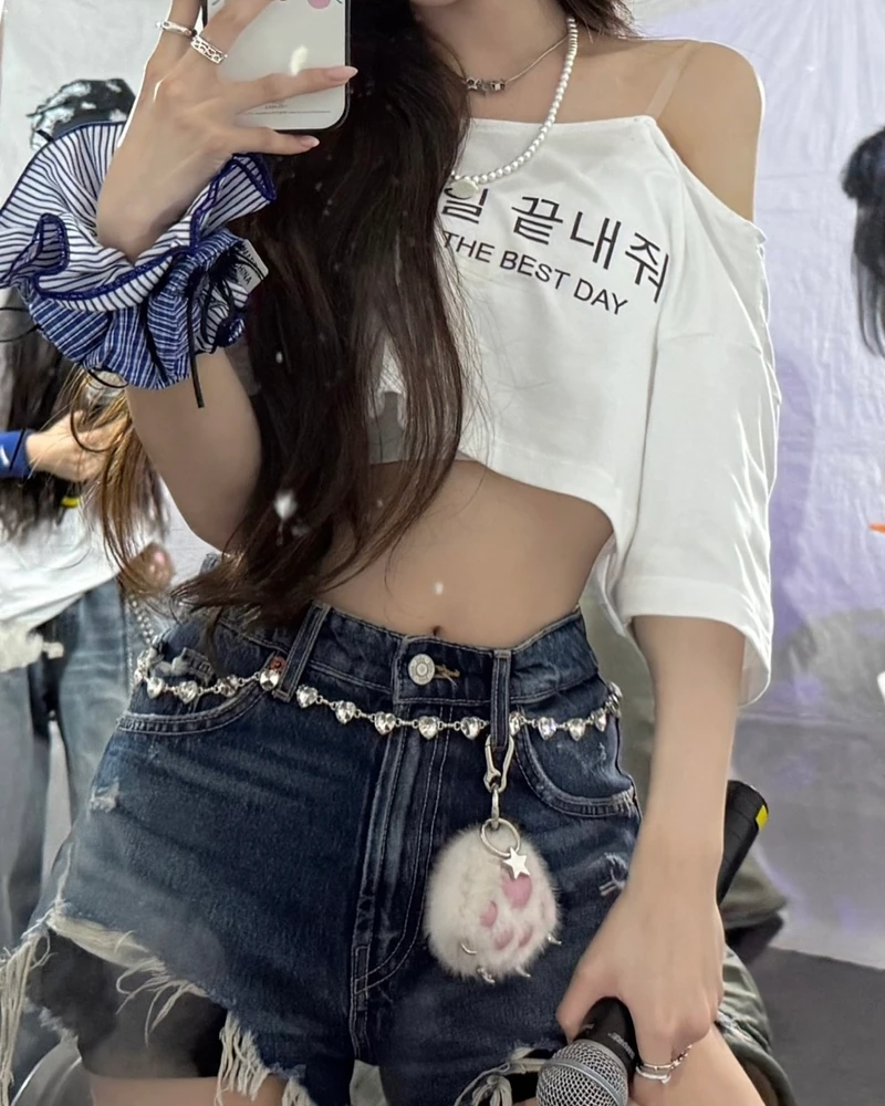 친구랑 이 티셔츠 같이 입자❤️
최근 미야오가 대학 축제에서 착용하며 더욱 화제를 모은 핫한 티셔츠, 바로 ‘김씨네 과일’ 브랜드입니다. 카리나를 비롯한 다양한 셀럽들이 요일티부터 센스 있는 문구가 담긴 아이템까지 착용한 모습이 자주 포착되고 있는데요.
올여름, 친구와 함께 센스 넘치는 티셔츠로 귀엽게 시밀러룩을 맞춰보는 건 어떨까요?😎 이미지2