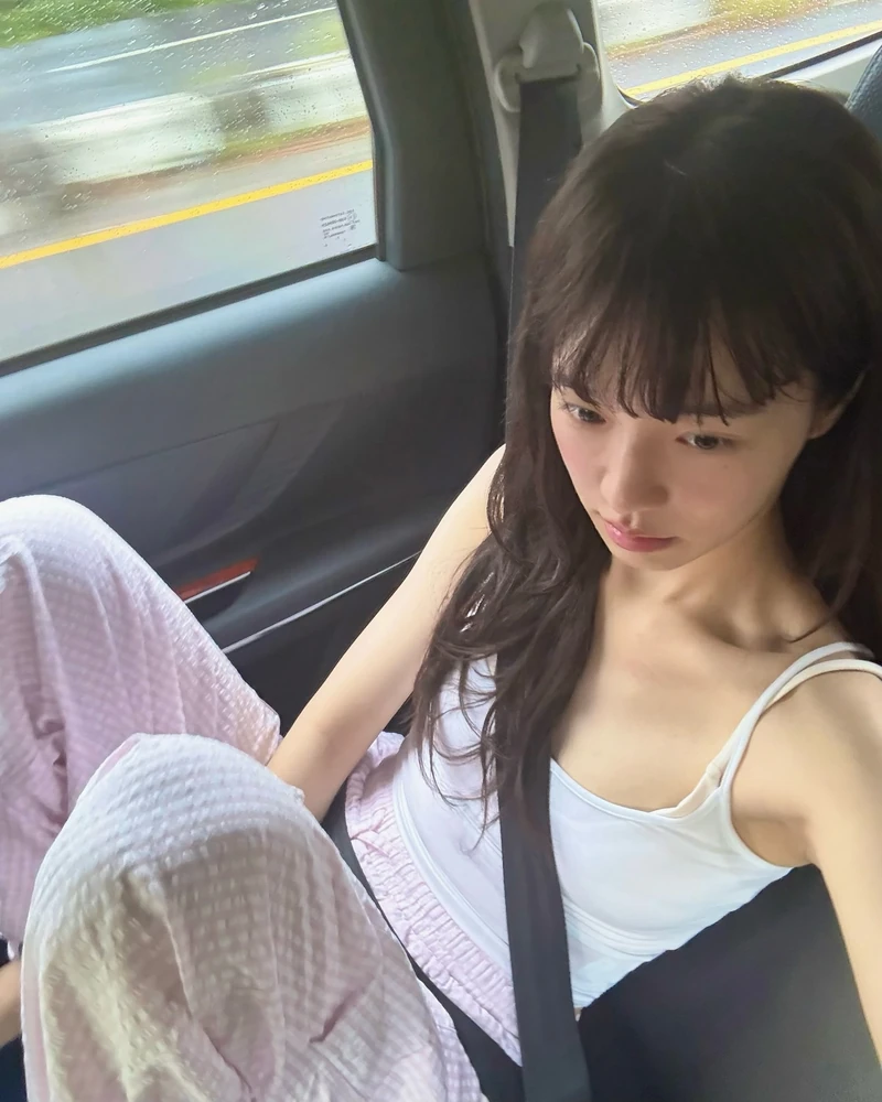 초미녀들의 생얼을 좋아하는 편🫶
혹시 셀럽들의 민낯을 좋아하시는 분 계신가요? 특유의 내추럴한 분위기와 자연스러운 홍조가 더해져, 오히려 더 편안하고 매력적으로 느껴진다는 분들도 많죠.
다가오는 여름, 화장은 잠시 내려놓고 내추럴한 모습으로 가볍게 다녀보는 건 어떨까요?🍃 이미지7