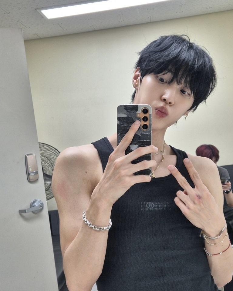드디어 온❤️‍🔥핫가이 민소매 패션

힙한 셀럽들이 여름이면 빠지지 않고 입는 아이템, 바로 민소매죠! 무더위를 피하려 입는 실용템이지만… 어쩌면 눈이 더 즐거울지도 몰라요😉

그래서 준비한 핫가이들의 민소매 코디 모음. 지금 슬라이드를 넘겨 감상해보세요🔥 이미지5