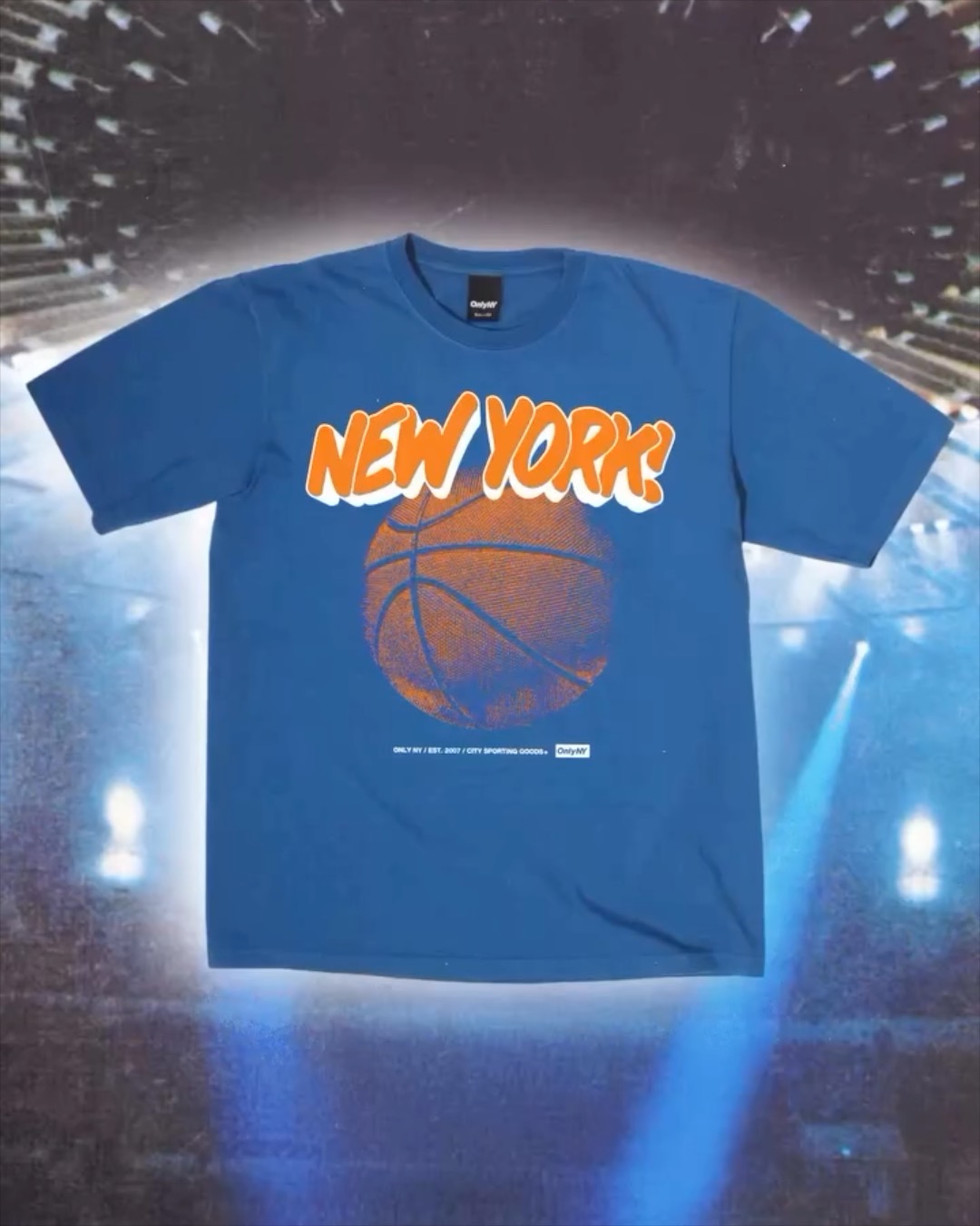 뉴욕은 아직 끝나지 않았다!⁠🔥
⁠
NBA 동부 콘퍼런스 파이널 진출을 기념한 onlyny의 한정판 티셔츠 출시.⁠
⁠
스트리트 감성을 대표하는 브랜드 onlyny가 뉴욕 닉스의 선전을 기념해 특별한 리미티드 에디션을 선보입니다. “Don’t Sleep on New York” 문구가 새겨진 이번 티셔츠는 닉스 팬들과 뉴욕 감성을 사랑하는 이들에게 단숨에 화제를 모으고 있습니다.⁠
⁠
스포츠와 패션, 도시의 자부심이 절묘하게 결합된 이 아이템은 일상 속 뉴욕의 기운을 입는 방법이 될 것입니다.⁠
⁠
닉스의 역사적인 질주와 함께하는 이 컬렉션은 단순한 굿즈를 넘어, 팀과 도시를 향한 응원의 상징으로 작용합니다. 팬심과 스타일을 동시에 만족시킬 수 있는 기회는 지금뿐입니다.⁠ 이미지