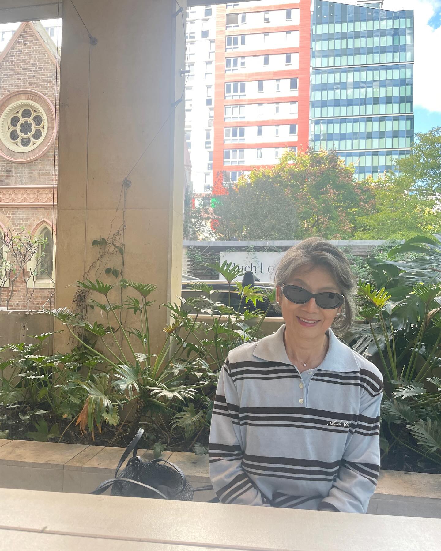 정려원표 모녀 시밀러룩👩‍❤️‍👩

배우 정려원이 엄마와 함께한 따뜻한 일상 속, 센스 넘치는 시밀러룩으로 눈길을 끌었습니다. 두 사람이 나란히 착용한 스트라이프 티셔츠는 깔끔하면서도 클래식한 분위기를 자아내며, 일상 속 편안한 스타일링으로 시선을 사로잡았는데요.

과연 정려원이 선택한 시밀러룩 아이템, 어떤 브랜드의 어떤 제품일지 지금 바로 소개해드릴게요!

1. 미우미우(Miu Miu)
- 롱 슬리브 코튼 저지 티셔츠, 그레이/네이비 / 134만 원

2. 오브유이(AUBE UE)
- 럭비 스트라이프 카라 니트 / 11만 4천 원 이미지4