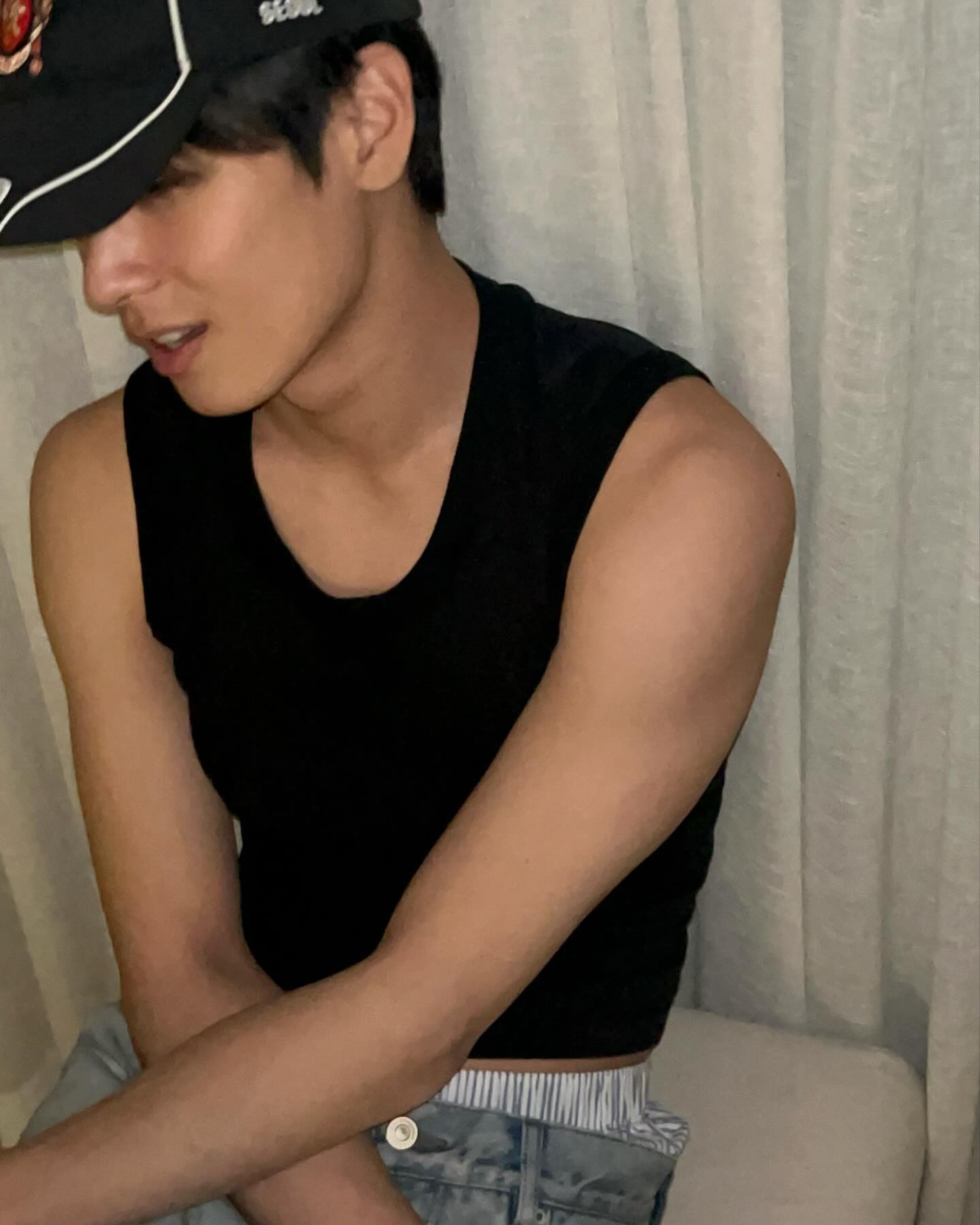 드디어 온❤️‍🔥핫가이 민소매 패션

힙한 셀럽들이 여름이면 빠지지 않고 입는 아이템, 바로 민소매죠! 무더위를 피하려 입는 실용템이지만… 어쩌면 눈이 더 즐거울지도 몰라요😉

그래서 준비한 핫가이들의 민소매 코디 모음. 지금 슬라이드를 넘겨 감상해보세요🔥 이미지9