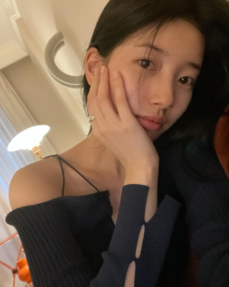 초미녀들의 생얼을 좋아하는 편🫶
혹시 셀럽들의 민낯을 좋아하시는 분 계신가요? 특유의 내추럴한 분위기와 자연스러운 홍조가 더해져, 오히려 더 편안하고 매력적으로 느껴진다는 분들도 많죠.
다가오는 여름, 화장은 잠시 내려놓고 내추럴한 모습으로 가볍게 다녀보는 건 어떨까요?🍃 이미지1