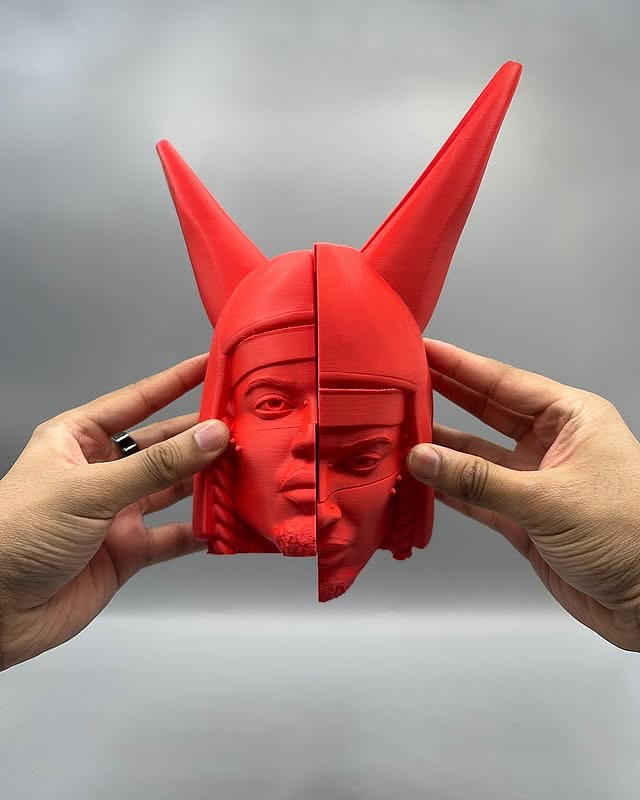 'CARTI 큐브'가 세상에 등장했다! 초레어 아이템에 전 세계가 주목 중⁠👀
⁠
래퍼 카티의 한정판 팬굿즈 ‘CARTI 큐브’가 전격 출시됐습니다.⁠
⁠
CARTI 큐브는 전설적인 힙합 아이콘 플레이보이 카티의 얼굴을 형상화한 큐브 제품으로, 레드와 뱀파이어 블랙 컬러 조합으로 시각적 임팩트를 더했습니다.⁠
⁠
무엇보다 패션과 음악, 디지털 컬렉터블을 넘나드는 새로운 형태의 아티스트 굿즈로 주목받고 있습니다.⁠
⁠
이 큐브는 단순한 장난감이 아닌 하나의 아트피스로, 팬들에게는 아티스트와의 연결을 상징하는 아이콘으로 작용합니다. 패션계와 스트리트 컬처 팬들 사이에서 이미 ‘갖고 싶다’는 반응이 이어지고 있습니다.⁠ 이미지