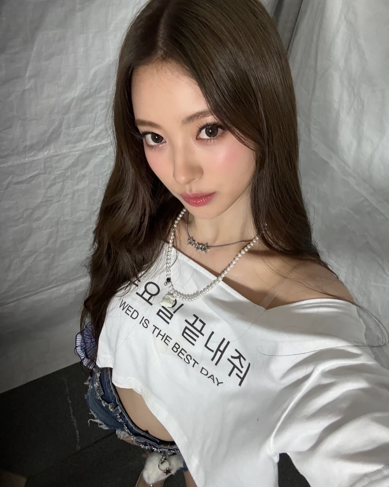 친구랑 이 티셔츠 같이 입자❤️
최근 미야오가 대학 축제에서 착용하며 더욱 화제를 모은 핫한 티셔츠, 바로 ‘김씨네 과일’ 브랜드입니다. 카리나를 비롯한 다양한 셀럽들이 요일티부터 센스 있는 문구가 담긴 아이템까지 착용한 모습이 자주 포착되고 있는데요.
올여름, 친구와 함께 센스 넘치는 티셔츠로 귀엽게 시밀러룩을 맞춰보는 건 어떨까요?😎 이미지1