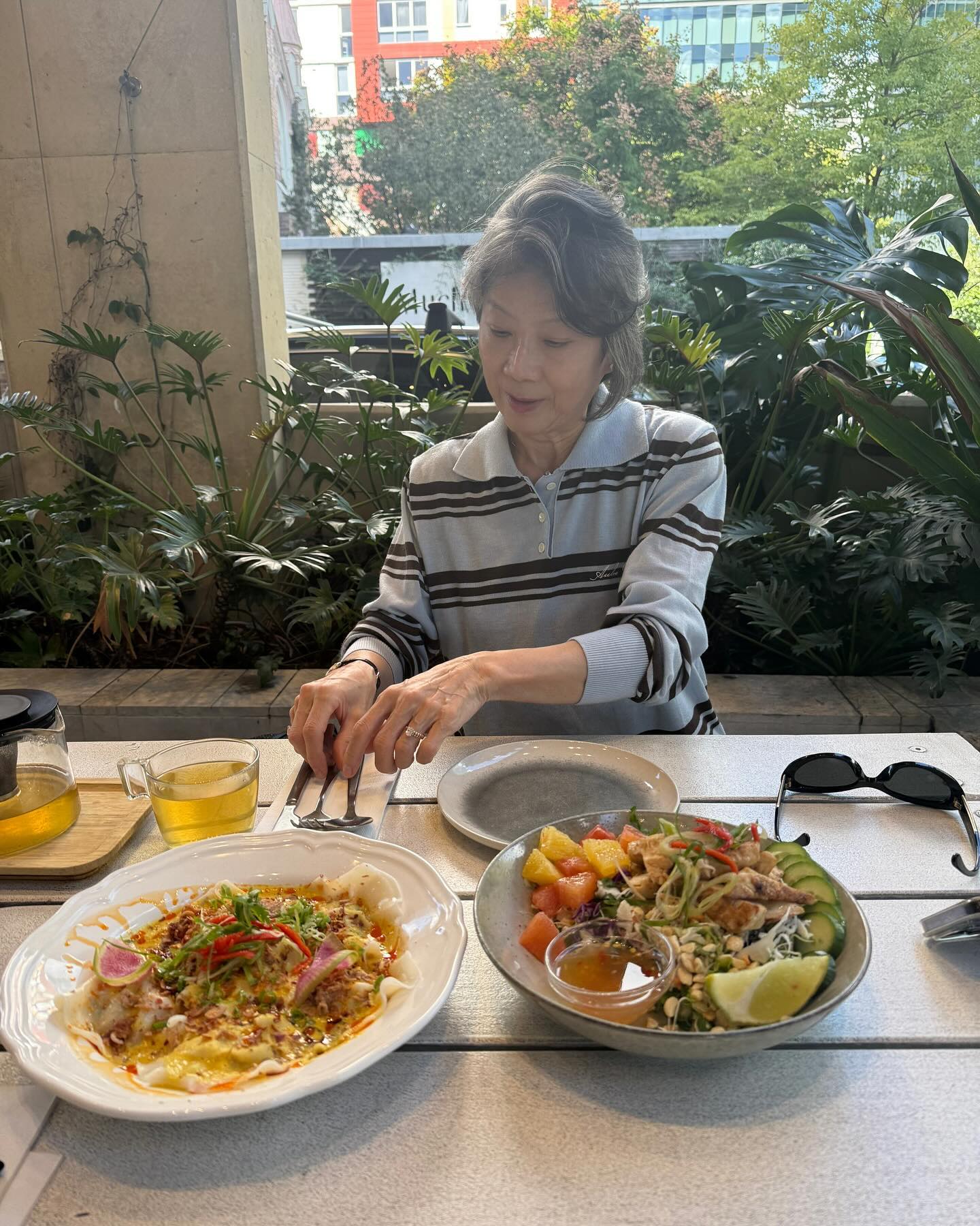 정려원표 모녀 시밀러룩👩‍❤️‍👩

배우 정려원이 엄마와 함께한 따뜻한 일상 속, 센스 넘치는 시밀러룩으로 눈길을 끌었습니다. 두 사람이 나란히 착용한 스트라이프 티셔츠는 깔끔하면서도 클래식한 분위기를 자아내며, 일상 속 편안한 스타일링으로 시선을 사로잡았는데요.

과연 정려원이 선택한 시밀러룩 아이템, 어떤 브랜드의 어떤 제품일지 지금 바로 소개해드릴게요!

1. 미우미우(Miu Miu)
- 롱 슬리브 코튼 저지 티셔츠, 그레이/네이비 / 134만 원

2. 오브유이(AUBE UE)
- 럭비 스트라이프 카라 니트 / 11만 4천 원 이미지3