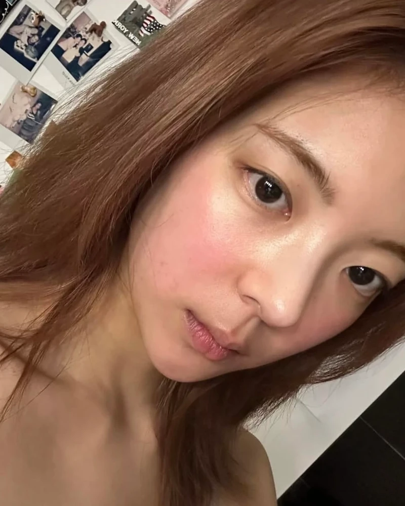 초미녀들의 생얼을 좋아하는 편🫶
혹시 셀럽들의 민낯을 좋아하시는 분 계신가요? 특유의 내추럴한 분위기와 자연스러운 홍조가 더해져, 오히려 더 편안하고 매력적으로 느껴진다는 분들도 많죠.
다가오는 여름, 화장은 잠시 내려놓고 내추럴한 모습으로 가볍게 다녀보는 건 어떨까요?🍃 이미지4
