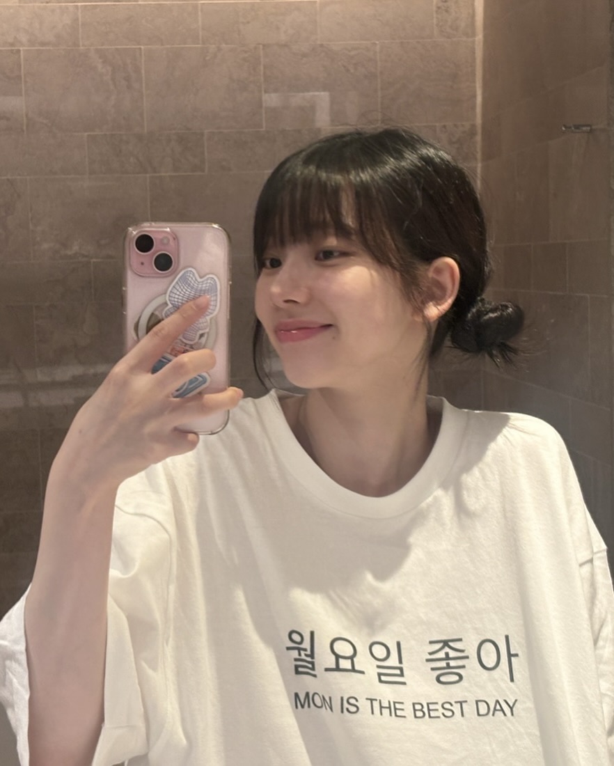 친구랑 이 티셔츠 같이 입자❤️

최근 미야오가 대학 축제에서 착용하며 더욱 화제를 모은 핫한 티셔츠, 바로 ‘김씨네 과일’ 브랜드입니다. 카리나를 비롯한 다양한 셀럽들이 요일티부터 센스 있는 문구가 담긴 아이템까지 착용한 모습이 자주 포착되고 있는데요.

올여름, 친구와 함께 센스 넘치는 티셔츠로 귀엽게 시밀러룩을 맞춰보는 건 어떨까요?😎 이미지