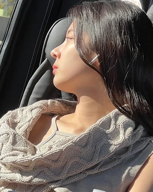 초미녀들의 생얼을 좋아하는 편🫶
혹시 셀럽들의 민낯을 좋아하시는 분 계신가요? 특유의 내추럴한 분위기와 자연스러운 홍조가 더해져, 오히려 더 편안하고 매력적으로 느껴진다는 분들도 많죠.
다가오는 여름, 화장은 잠시 내려놓고 내추럴한 모습으로 가볍게 다녀보는 건 어떨까요?🍃 이미지3