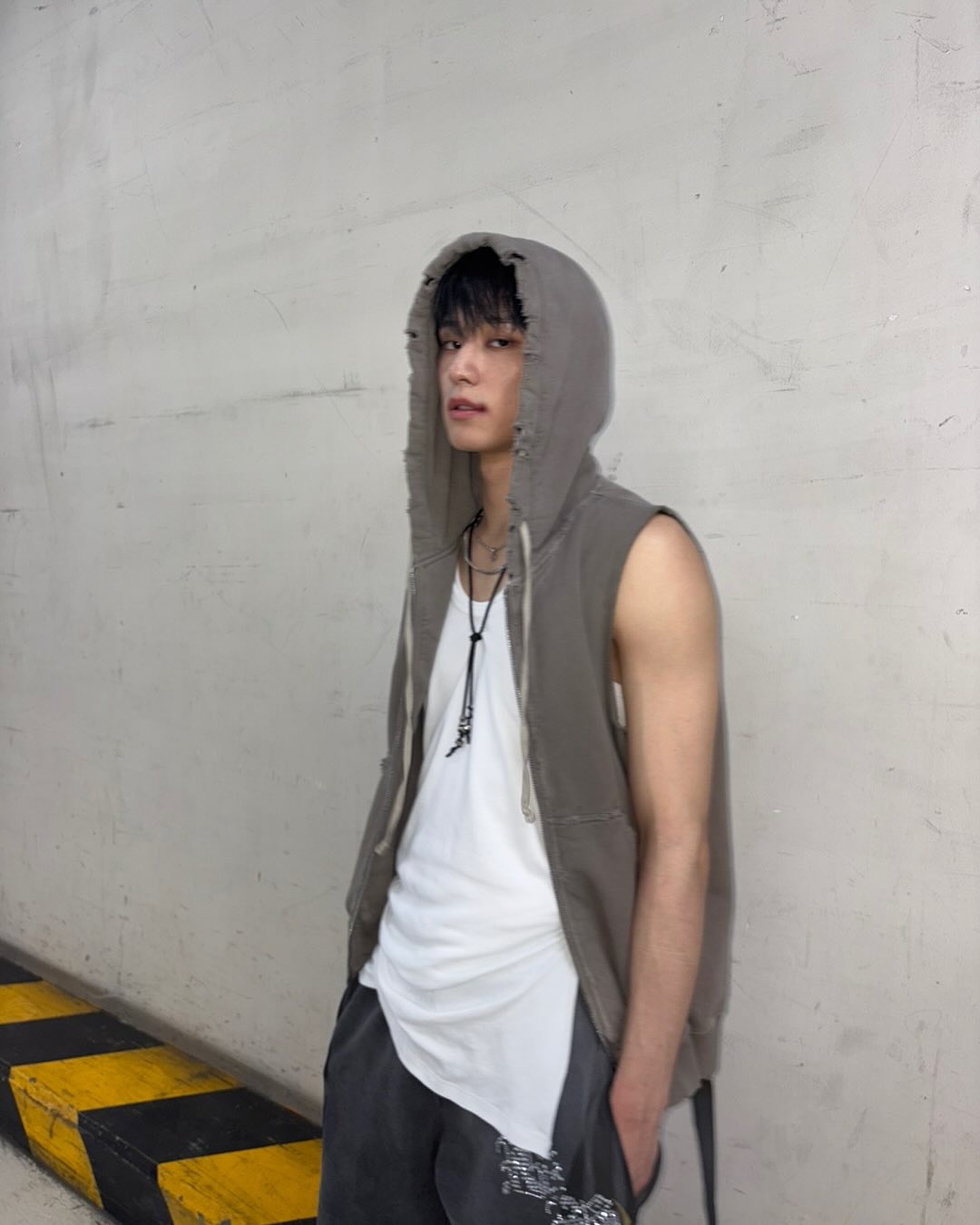 드디어 온❤️‍🔥핫가이 민소매 패션

힙한 셀럽들이 여름이면 빠지지 않고 입는 아이템, 바로 민소매죠! 무더위를 피하려 입는 실용템이지만… 어쩌면 눈이 더 즐거울지도 몰라요😉

그래서 준비한 핫가이들의 민소매 코디 모음. 지금 슬라이드를 넘겨 감상해보세요🔥 이미지10