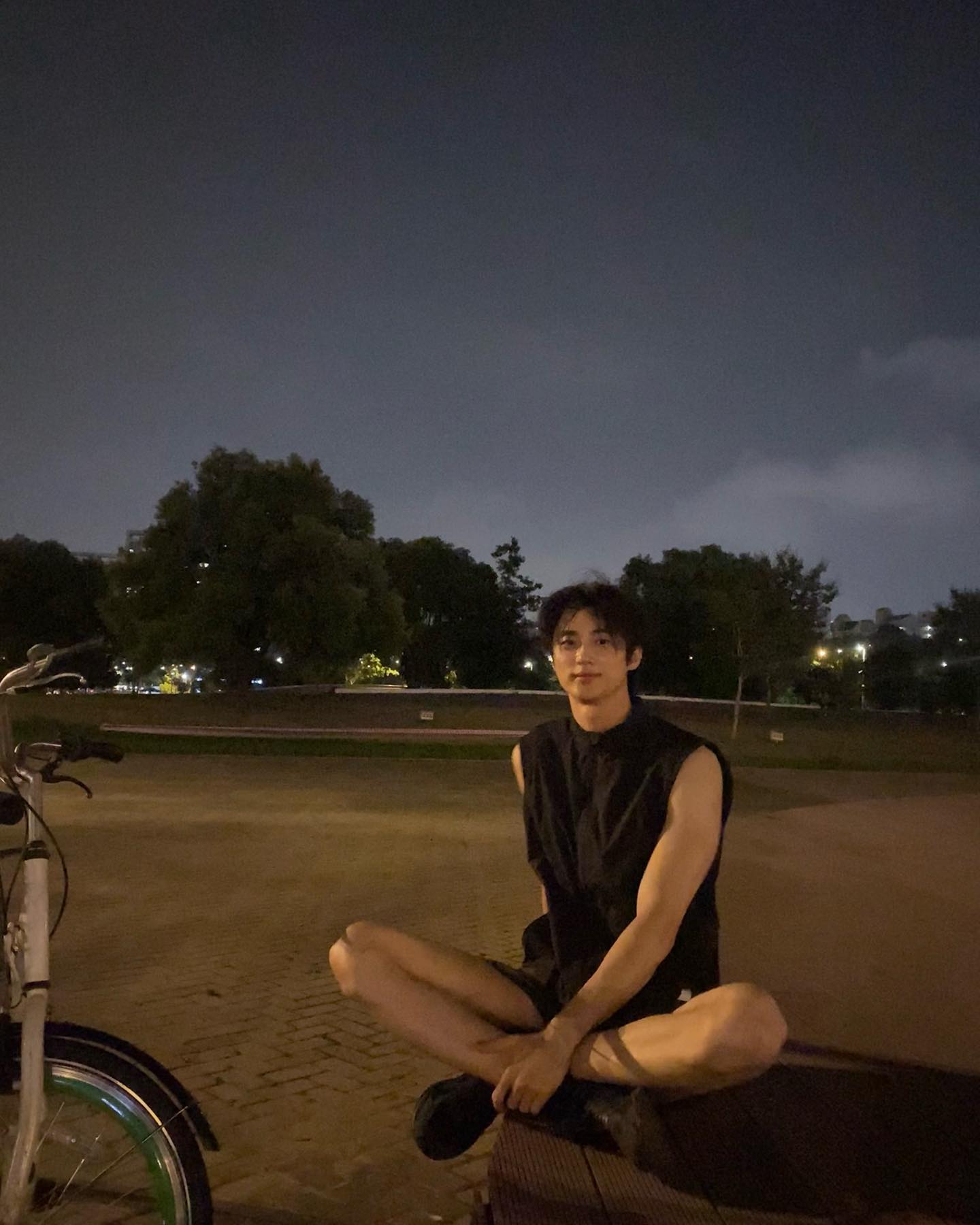 드디어 온❤️‍🔥핫가이 민소매 패션

힙한 셀럽들이 여름이면 빠지지 않고 입는 아이템, 바로 민소매죠! 무더위를 피하려 입는 실용템이지만… 어쩌면 눈이 더 즐거울지도 몰라요😉

그래서 준비한 핫가이들의 민소매 코디 모음. 지금 슬라이드를 넘겨 감상해보세요🔥 이미지