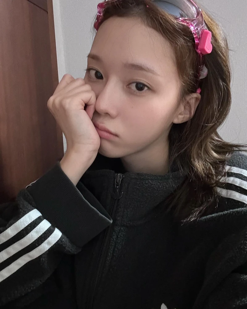 초미녀들의 생얼을 좋아하는 편🫶
혹시 셀럽들의 민낯을 좋아하시는 분 계신가요? 특유의 내추럴한 분위기와 자연스러운 홍조가 더해져, 오히려 더 편안하고 매력적으로 느껴진다는 분들도 많죠.
다가오는 여름, 화장은 잠시 내려놓고 내추럴한 모습으로 가볍게 다녀보는 건 어떨까요?🍃 이미지6