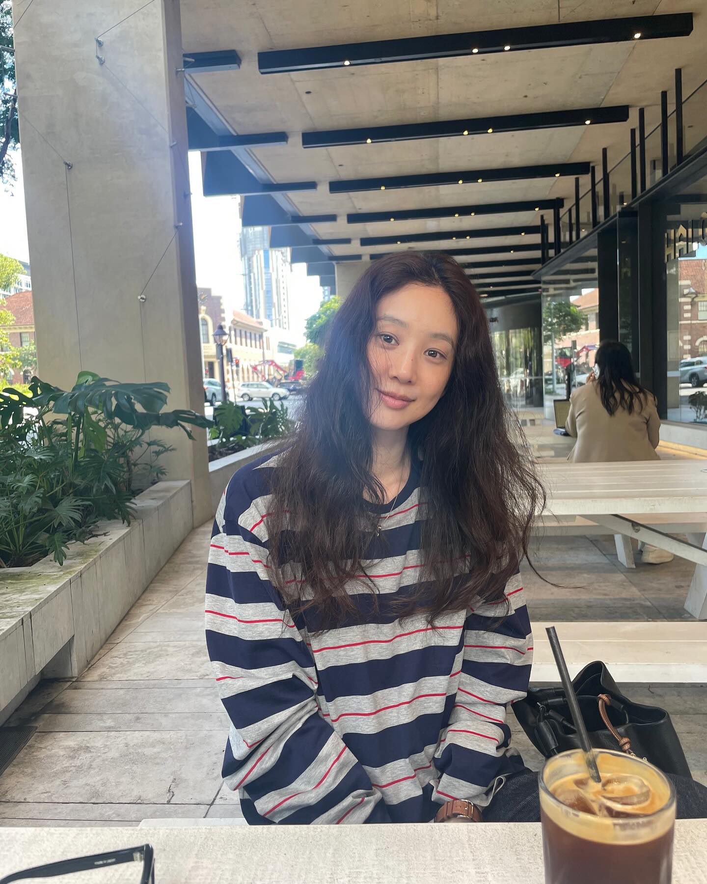 정려원표 모녀 시밀러룩👩‍❤️‍👩

배우 정려원이 엄마와 함께한 따뜻한 일상 속, 센스 넘치는 시밀러룩으로 눈길을 끌었습니다. 두 사람이 나란히 착용한 스트라이프 티셔츠는 깔끔하면서도 클래식한 분위기를 자아내며, 일상 속 편안한 스타일링으로 시선을 사로잡았는데요.

과연 정려원이 선택한 시밀러룩 아이템, 어떤 브랜드의 어떤 제품일지 지금 바로 소개해드릴게요!

1. 미우미우(Miu Miu)
- 롱 슬리브 코튼 저지 티셔츠, 그레이/네이비 / 134만 원

2. 오브유이(AUBE UE)
- 럭비 스트라이프 카라 니트 / 11만 4천 원 이미지2
