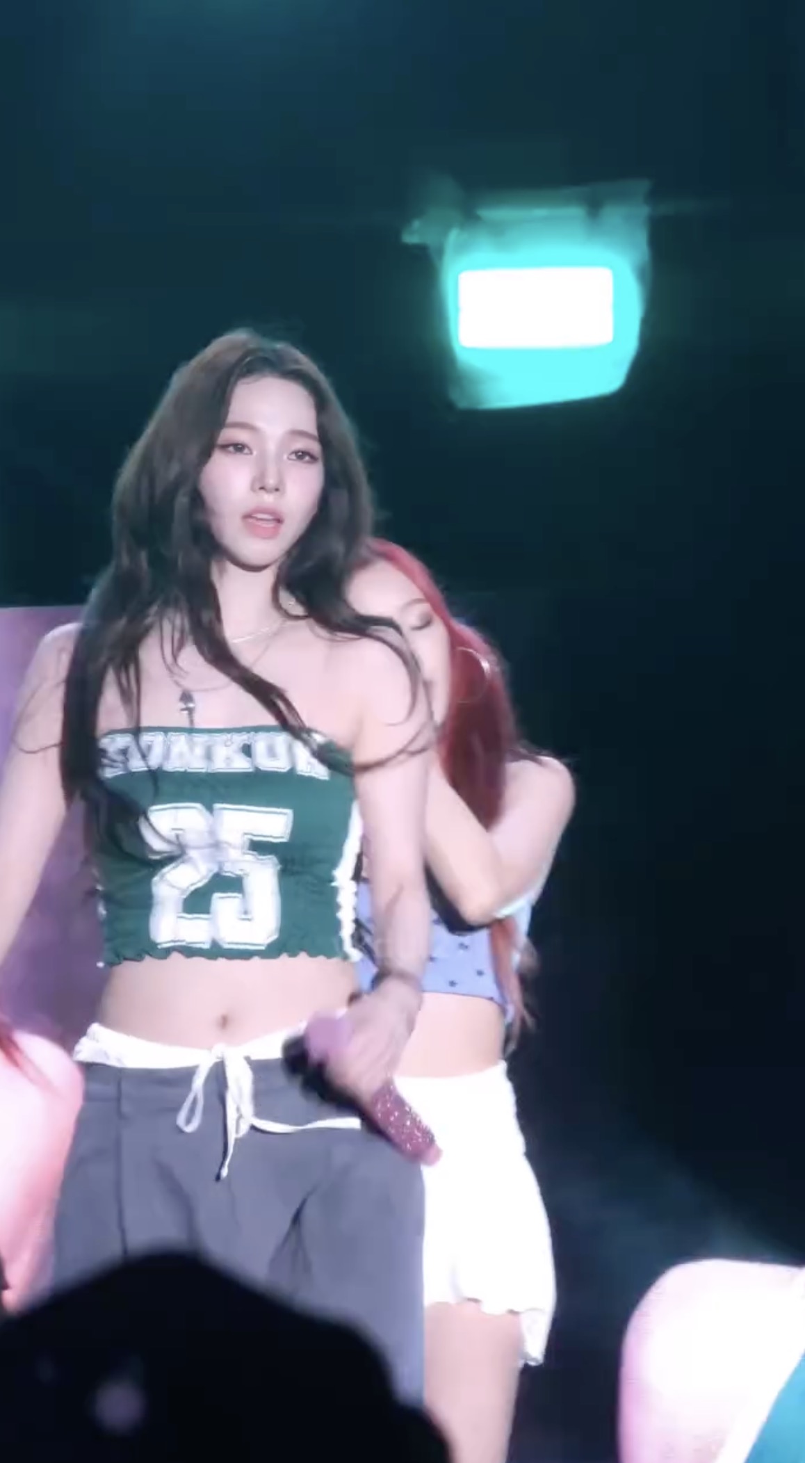 헤메코 찰떡💚건대 축제 속 카리나
페스티벌 룩으로 딱인 튜브탑 + 버뮤다 팬츠 조합❤️‍🔥 이미지