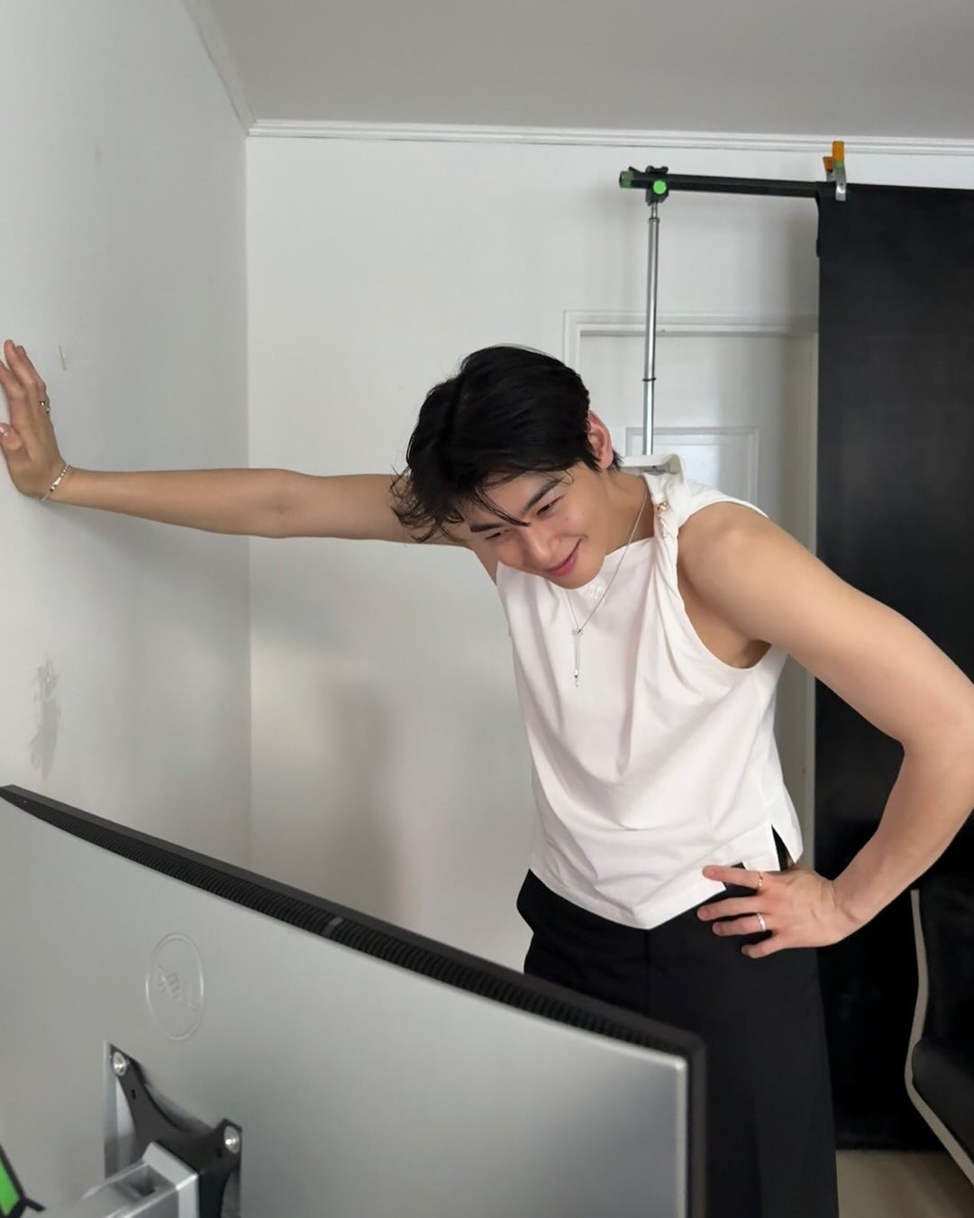 드디어 온❤️‍🔥핫가이 민소매 패션

힙한 셀럽들이 여름이면 빠지지 않고 입는 아이템, 바로 민소매죠! 무더위를 피하려 입는 실용템이지만… 어쩌면 눈이 더 즐거울지도 몰라요😉

그래서 준비한 핫가이들의 민소매 코디 모음. 지금 슬라이드를 넘겨 감상해보세요🔥 이미지