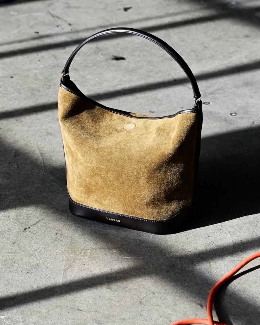 빛과 시간 속, 샌드로의 변신을 타임랩스로 담다⁠👜
⁠
비디오 아티스트 코너 그리피스(Conner Griffith)가 프렌치 브랜드 샌드로(Sandro)의 가방을 활용해 새로운 작품을 만들었습니다.⁠
⁠
이번 작업은 샌드로의 시그니처 버킷백을 중심으로, 스웨이드와 광택 가죽이 빛과 각도에 따라 교차하는 타임랩스 트랜지션을 통해 구현됐습니다. 단일 디자인의 섬세한 질감 변화는 보는 이로 하여금 감각적인 몰입을 유도합니다.⁠ 이미지