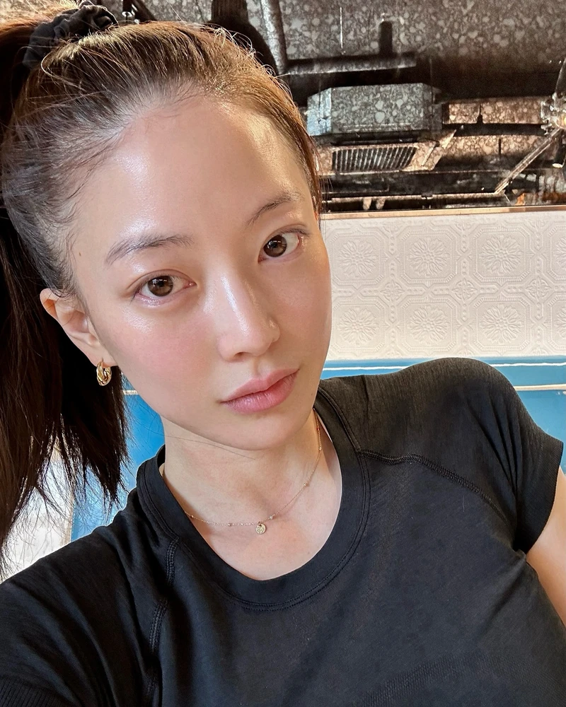 초미녀들의 생얼을 좋아하는 편🫶
혹시 셀럽들의 민낯을 좋아하시는 분 계신가요? 특유의 내추럴한 분위기와 자연스러운 홍조가 더해져, 오히려 더 편안하고 매력적으로 느껴진다는 분들도 많죠.
다가오는 여름, 화장은 잠시 내려놓고 내추럴한 모습으로 가볍게 다녀보는 건 어떨까요?🍃 이미지2