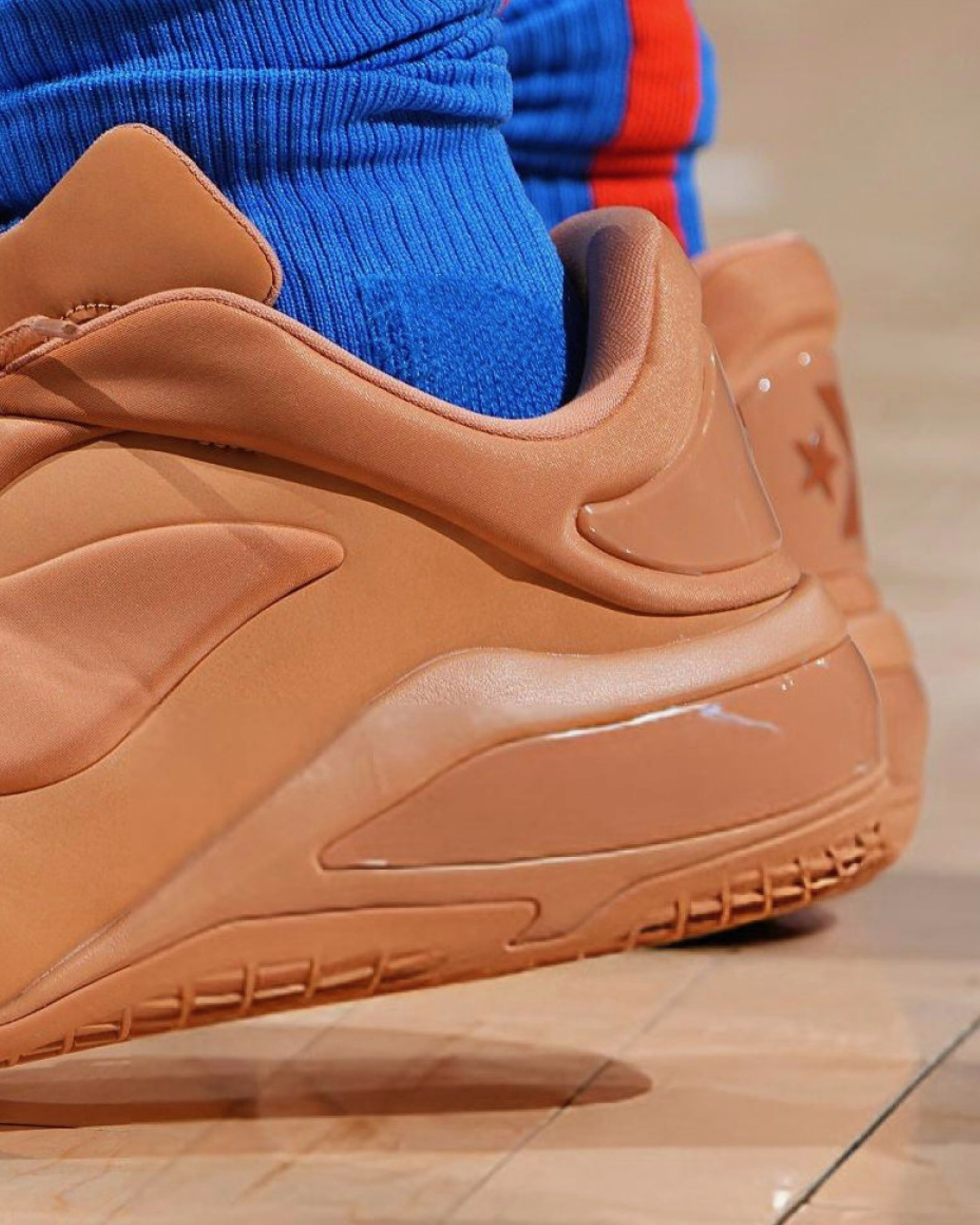 MVP의 발끝에서 빛난 컨버스🏆
샤이 x 컨버스 협업 농구화🏀아이템 체크!
샤이 길저스 알렉산더가 NBA MVP 수상과 함께 그의 시그니처 슈즈 컨버스 SHAI 001을 신고 코트 위에 섰습니다.
오클라호마시티 썬더 홈구장에서 열린 경기에서 MVP 트로피를 받았고 아내의 눈동자 색에서 영감을 받은 컬러로 디자인된 이 농구화를 신고 경기를 뛰었습니다.
발뒤꿈치에는 컨버스의 스타 로고, 텅에는 샤이의 시그니처 넘버 2가 새겨져 그의 아이덴티티를 담아냈습니다. 온코트와 오프코트를 모두 겨냥한 디자인으로 2025년 가을 정식 출시 예정입니다. 이미지4