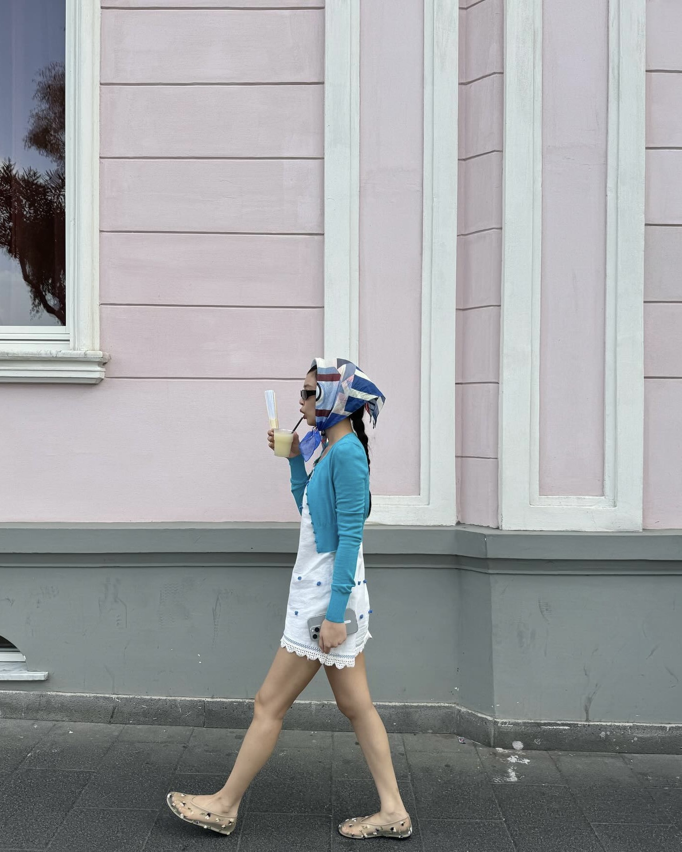 스타들이 픽한 여름 슈즈 다 모았다✨
셀럽들이 선택한 썸머 슈즈 리스트👟

올여름 셀럽들이 픽한 트렌드한 신발을 한눈에 확인해 보자 👀

1. 뉴발란스(Newbalance) 브리즈 SD2202 그레이 12만 원
차정원이 착용한 메리제인 운동화는 발등을 감싸는 스트랩 디테일이 클래식한 무드를 살려줍니다. 어떤 룩에도 자연스럽게 어우러져 활용도 높고, 스커트나 와이드 팬츠와 매치하면 꾸안꾸 스타일링을 완성합니다.

2. 케이트(Khaite) 마시 플랫 160만 원
제니가 착용한 플랫슈즈는 베이지 메쉬 위에 플로럴 자수를 더한 디자인으로 오묘하면서도 매력적인 분위기를 연츨합니다. 클래식한 발레리나 플랫을 시원한 메쉬 소재로 재해석한 디자인으로 제니 특유의 러블리함을 부각시키며, 데일리룩부터 바캉스룩까지 활용도가 높습니다. 

3. 퓨마(Puma)스피드캣 발렛 메탈릭 우먼스 11만 원
오마이걸 미미가 착용한 신발은 퓨마의 대표 모델인 스피드캣을 메리제인 디자인으로 변형한 제품으로 메탈릭한 광택과 스트랩 디테일이 어우러져 스포티하고 러블리한 무드를 연출합니다. 미니스커트에 양말을 더하거나 와이드 팬츠와 매치해 살짝 노출하는 방식으로 스타일링하면 트렌디하고 감각적인 썸머룩을 완성할 수 있습니다.  이미지