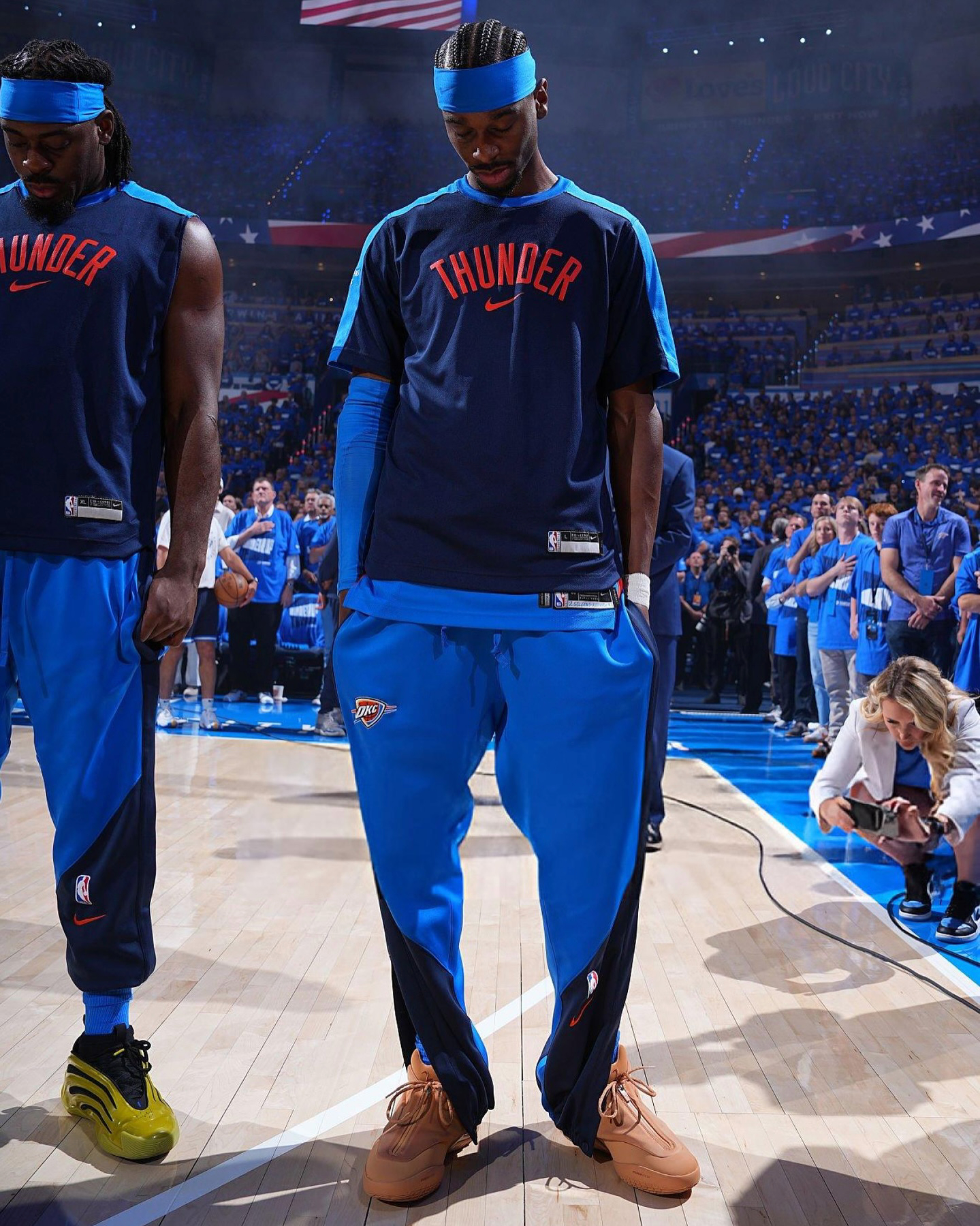 MVP의 발끝에서 빛난 컨버스🏆
샤이 x 컨버스 협업 농구화🏀아이템 체크!
샤이 길저스 알렉산더가 NBA MVP 수상과 함께 그의 시그니처 슈즈 컨버스 SHAI 001을 신고 코트 위에 섰습니다.
오클라호마시티 썬더 홈구장에서 열린 경기에서 MVP 트로피를 받았고 아내의 눈동자 색에서 영감을 받은 컬러로 디자인된 이 농구화를 신고 경기를 뛰었습니다.
발뒤꿈치에는 컨버스의 스타 로고, 텅에는 샤이의 시그니처 넘버 2가 새겨져 그의 아이덴티티를 담아냈습니다. 온코트와 오프코트를 모두 겨냥한 디자인으로 2025년 가을 정식 출시 예정입니다. 이미지6