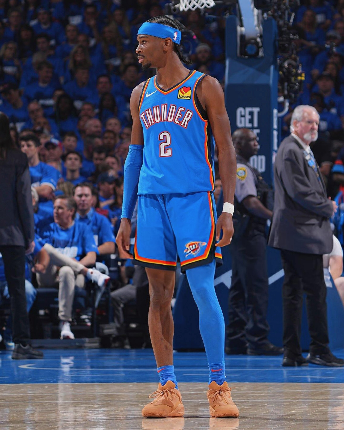 MVP의 발끝에서 빛난 컨버스🏆
샤이 x 컨버스 협업 농구화🏀아이템 체크!
샤이 길저스 알렉산더가 NBA MVP 수상과 함께 그의 시그니처 슈즈 컨버스 SHAI 001을 신고 코트 위에 섰습니다.
오클라호마시티 썬더 홈구장에서 열린 경기에서 MVP 트로피를 받았고 아내의 눈동자 색에서 영감을 받은 컬러로 디자인된 이 농구화를 신고 경기를 뛰었습니다.
발뒤꿈치에는 컨버스의 스타 로고, 텅에는 샤이의 시그니처 넘버 2가 새겨져 그의 아이덴티티를 담아냈습니다. 온코트와 오프코트를 모두 겨냥한 디자인으로 2025년 가을 정식 출시 예정입니다. 이미지8