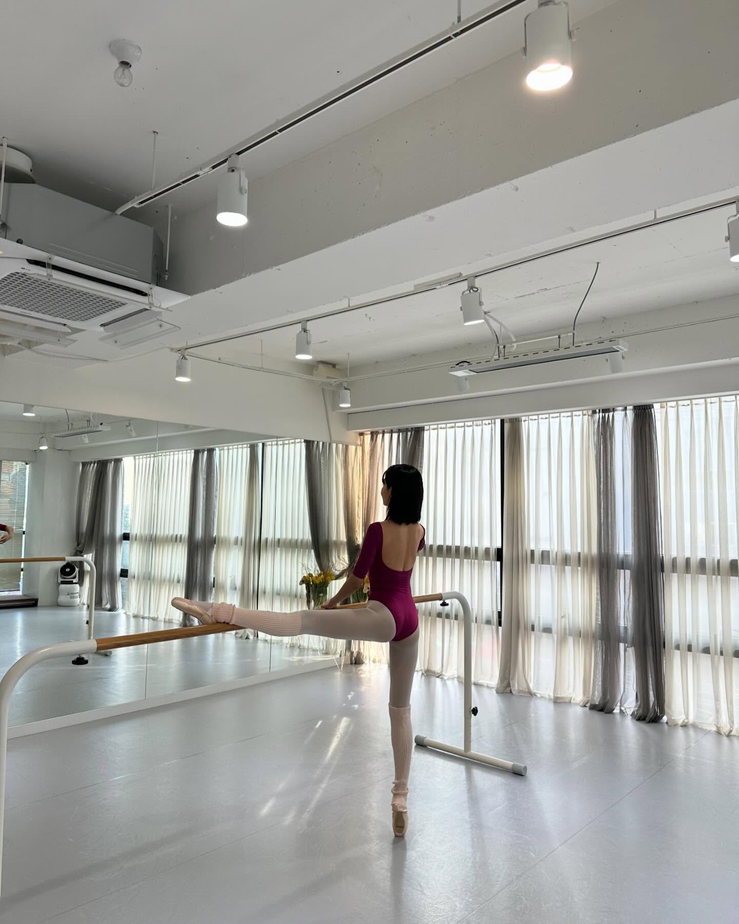 도대체 못 하는게 뭐야?😮
정비사 금주 모드 OFF🔧 → 발레하는 수영 ON🩰

드라마 '금주를 부탁해' 속 정비사 금주가 아닌, 현실 속 수영은 발레로 일상을 물들이는 중 입니다. 러블리한 튜튜와 함께한 우아한 하루, 지금 만나보세요. 이미지4