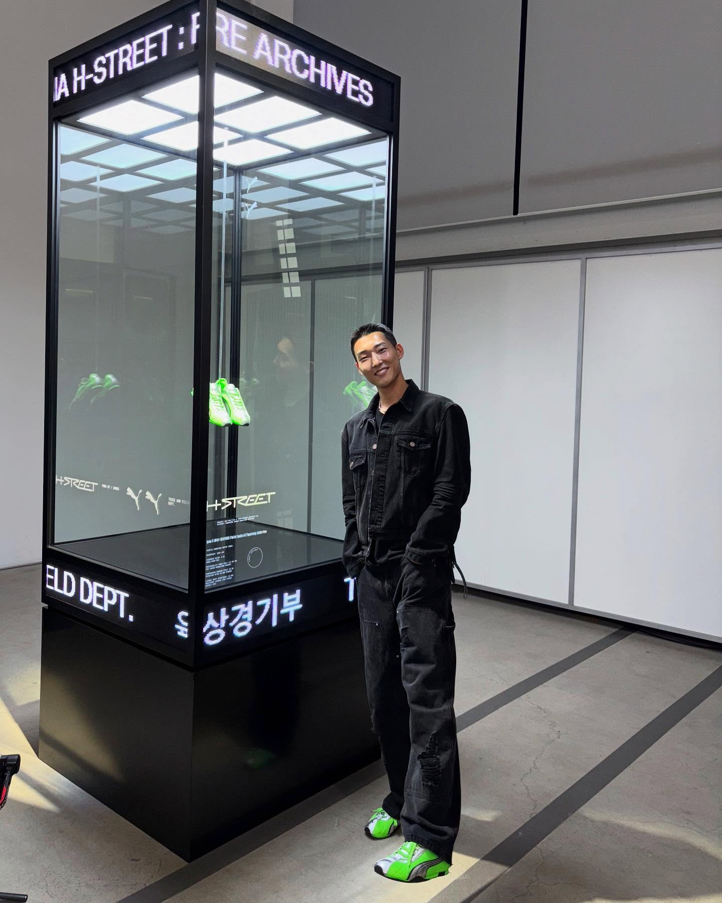 우상혁의 패션 센스🔥
점프력만큼 스타일도 확실한 스트릿룩😎체크!

1. 푸마 에이치-스트리트 OG
네온 그린 컬러에 메탈릭 실버가 특징인 스니커즈입니다. 우상혁의 에너지가 그대로 전해지는 아이템으로, 블랙 룩에 포인트를 준 아이템입니다.

2. 캐피탈 8온즈 데님 레이스업 웨스턴 셔츠
양팔에 화이트 스트링 디테일이 들어간 웨스턴 셔츠가 블랙 데님에 포인트를 살려줍니다. 빈티지와 스트릿 감성을 동시에 느낄 수 있는 셔츠입니다.

3. 아이앱 스튜디오 헤링본 후드 그레이
그레이 헤링본 패턴이 은은하게 돋보이는 후드로 베이직하면서 소재와 핏이 매력적입니다.

4. 스투시 데이비드 카슨 티셔츠
그래픽 아티스트 데이비드 카슨과 협업한 제품으로 블루 로고가 포인트입니다. 심플한 화이트 티셔츠지만 예술적인 프린팅이 새겨진것이 특정입니다. 이미지