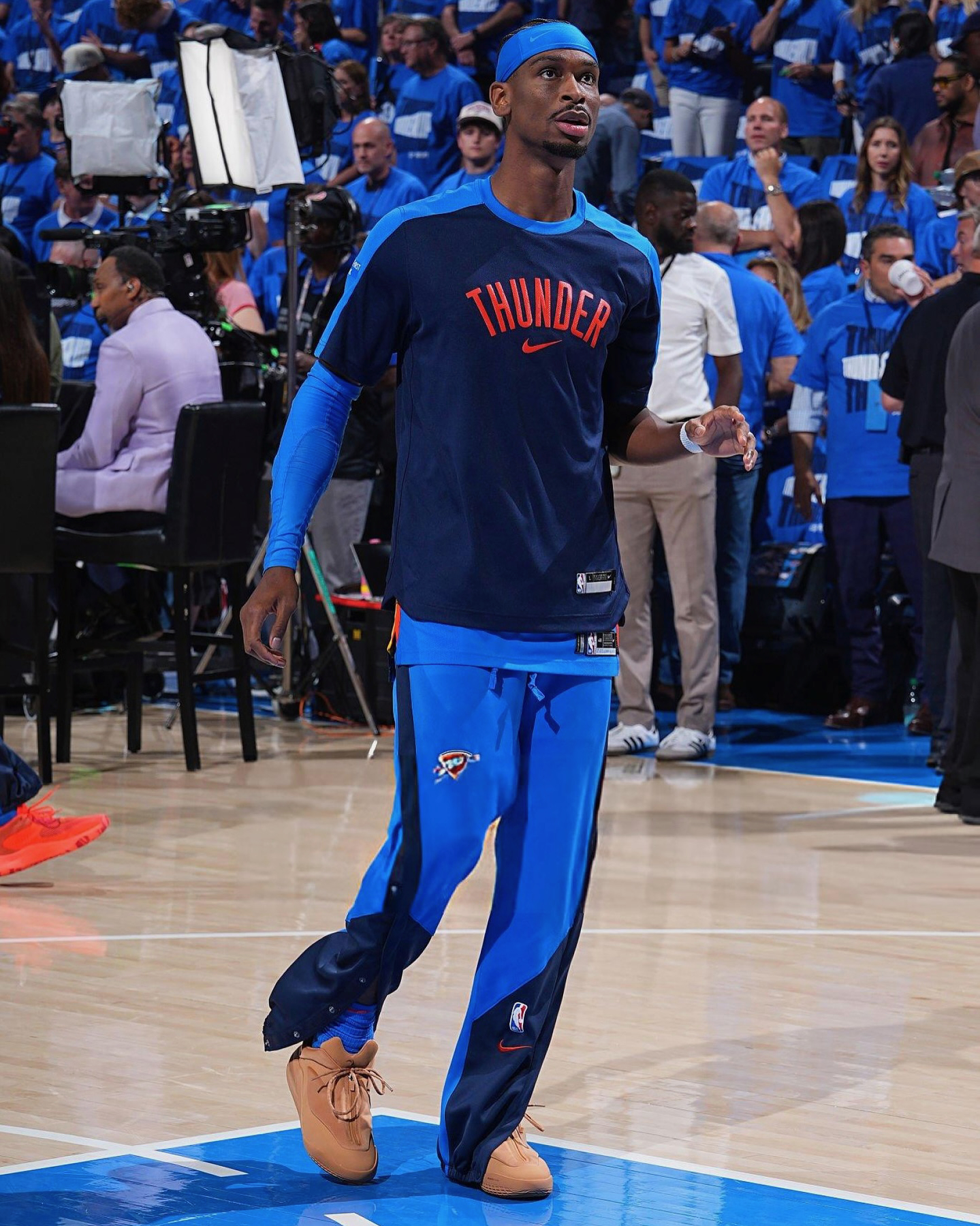 MVP의 발끝에서 빛난 컨버스🏆
샤이 x 컨버스 협업 농구화🏀아이템 체크!
샤이 길저스 알렉산더가 NBA MVP 수상과 함께 그의 시그니처 슈즈 컨버스 SHAI 001을 신고 코트 위에 섰습니다.
오클라호마시티 썬더 홈구장에서 열린 경기에서 MVP 트로피를 받았고 아내의 눈동자 색에서 영감을 받은 컬러로 디자인된 이 농구화를 신고 경기를 뛰었습니다.
발뒤꿈치에는 컨버스의 스타 로고, 텅에는 샤이의 시그니처 넘버 2가 새겨져 그의 아이덴티티를 담아냈습니다. 온코트와 오프코트를 모두 겨냥한 디자인으로 2025년 가을 정식 출시 예정입니다. 이미지5