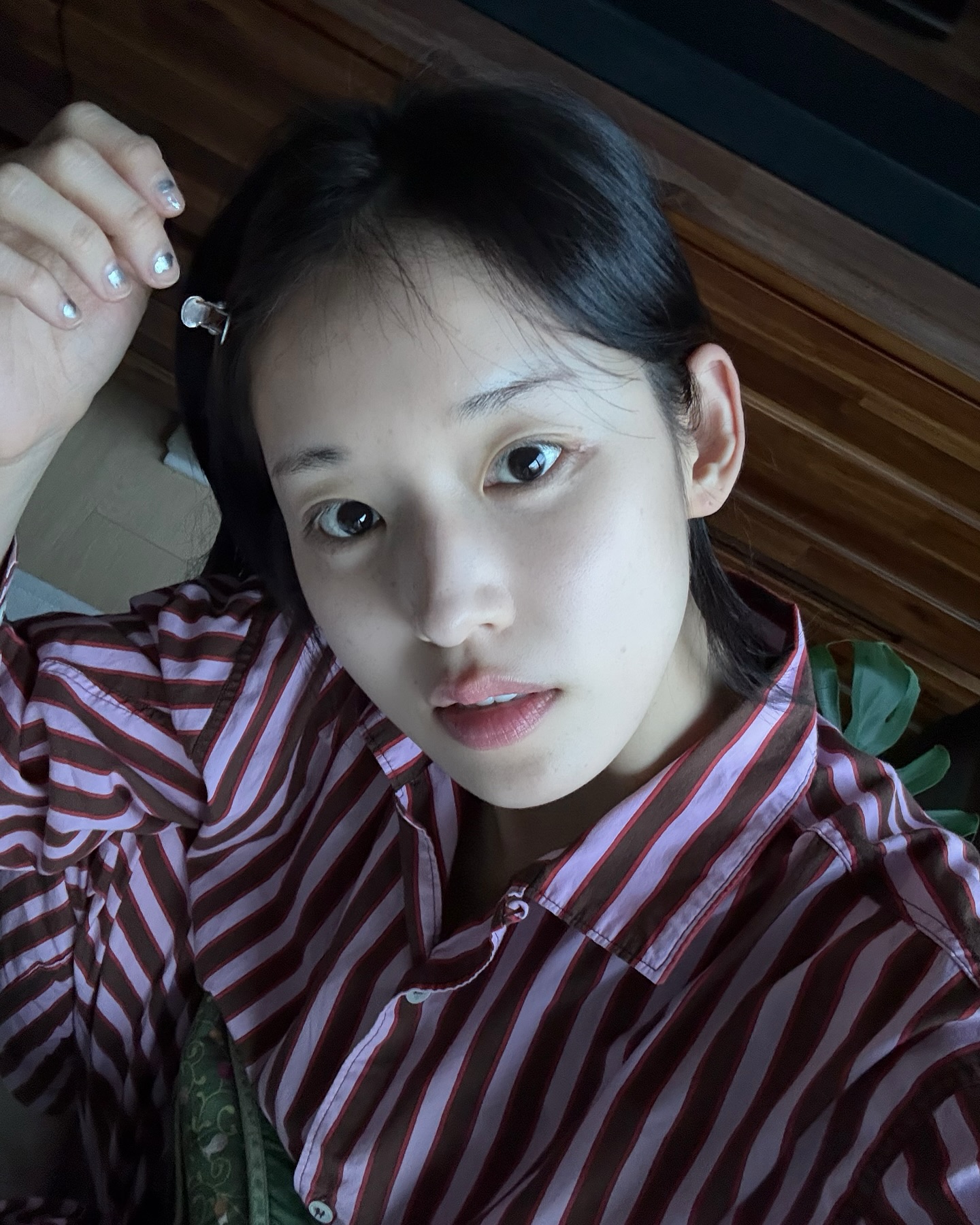 잠옷까지 남다른 센스💖
예쁜 사람들은 잠옷까지 왜 이렇게 예쁠까요? 궁금해!!🛌

홈웨어조차 스타일리시한 셀럽들의 파자마를 소개합니다.

1. 닝닝, 빅토리아 시크릿 화이트 로고 스트라이프 새틴 롱 파자마 세트
화이트 스트라이프와 로고 패턴이 포인트인 새틴 파자마 셋업으로 광택감 있는 소재와 여리여리한 실루엣이 단정하면서도 고급스러운 무드를 완성해줍니다.

2. 박환희, 스내피커들 루비 럴러바이 파자마 세트
러블리한 감성의 코튼 소재로 은은한 컬러감으로 아늑하고 따뜻한 룩을 연출합니다.

3. 한소희, 디올 셰 모아 셔츠 & 팬츠 세트
실크 트윌에 파리 지도 프린트가 더해진 셋업으로 예술성과 고급스러움을 동시에 담은 디올 특유의 감성으로 편안함과 스타일을 모두 갖춘 럭셔리 홈웨어입니다.

 이미지5