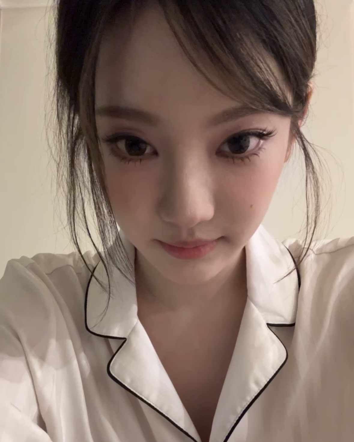 잠옷까지 남다른 센스💖
예쁜 사람들은 잠옷까지 왜 이렇게 예쁠까요? 궁금해!!🛌

홈웨어조차 스타일리시한 셀럽들의 파자마를 소개합니다.

1. 닝닝, 빅토리아 시크릿 화이트 로고 스트라이프 새틴 롱 파자마 세트
화이트 스트라이프와 로고 패턴이 포인트인 새틴 파자마 셋업으로 광택감 있는 소재와 여리여리한 실루엣이 단정하면서도 고급스러운 무드를 완성해줍니다.

2. 박환희, 스내피커들 루비 럴러바이 파자마 세트
러블리한 감성의 코튼 소재로 은은한 컬러감으로 아늑하고 따뜻한 룩을 연출합니다.

3. 한소희, 디올 셰 모아 셔츠 & 팬츠 세트
실크 트윌에 파리 지도 프린트가 더해진 셋업으로 예술성과 고급스러움을 동시에 담은 디올 특유의 감성으로 편안함과 스타일을 모두 갖춘 럭셔리 홈웨어입니다.

 이미지2