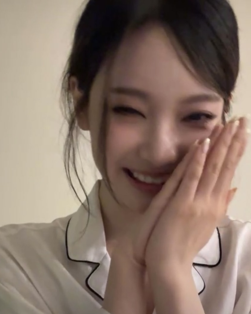 잠옷까지 남다른 센스💖
예쁜 사람들은 잠옷까지 왜 이렇게 예쁠까요? 궁금해!!🛌

홈웨어조차 스타일리시한 셀럽들의 파자마를 소개합니다.

1. 닝닝, 빅토리아 시크릿 화이트 로고 스트라이프 새틴 롱 파자마 세트
화이트 스트라이프와 로고 패턴이 포인트인 새틴 파자마 셋업으로 광택감 있는 소재와 여리여리한 실루엣이 단정하면서도 고급스러운 무드를 완성해줍니다.

2. 박환희, 스내피커들 루비 럴러바이 파자마 세트
러블리한 감성의 코튼 소재로 은은한 컬러감으로 아늑하고 따뜻한 룩을 연출합니다.

3. 한소희, 디올 셰 모아 셔츠 & 팬츠 세트
실크 트윌에 파리 지도 프린트가 더해진 셋업으로 예술성과 고급스러움을 동시에 담은 디올 특유의 감성으로 편안함과 스타일을 모두 갖춘 럭셔리 홈웨어입니다.

 이미지3