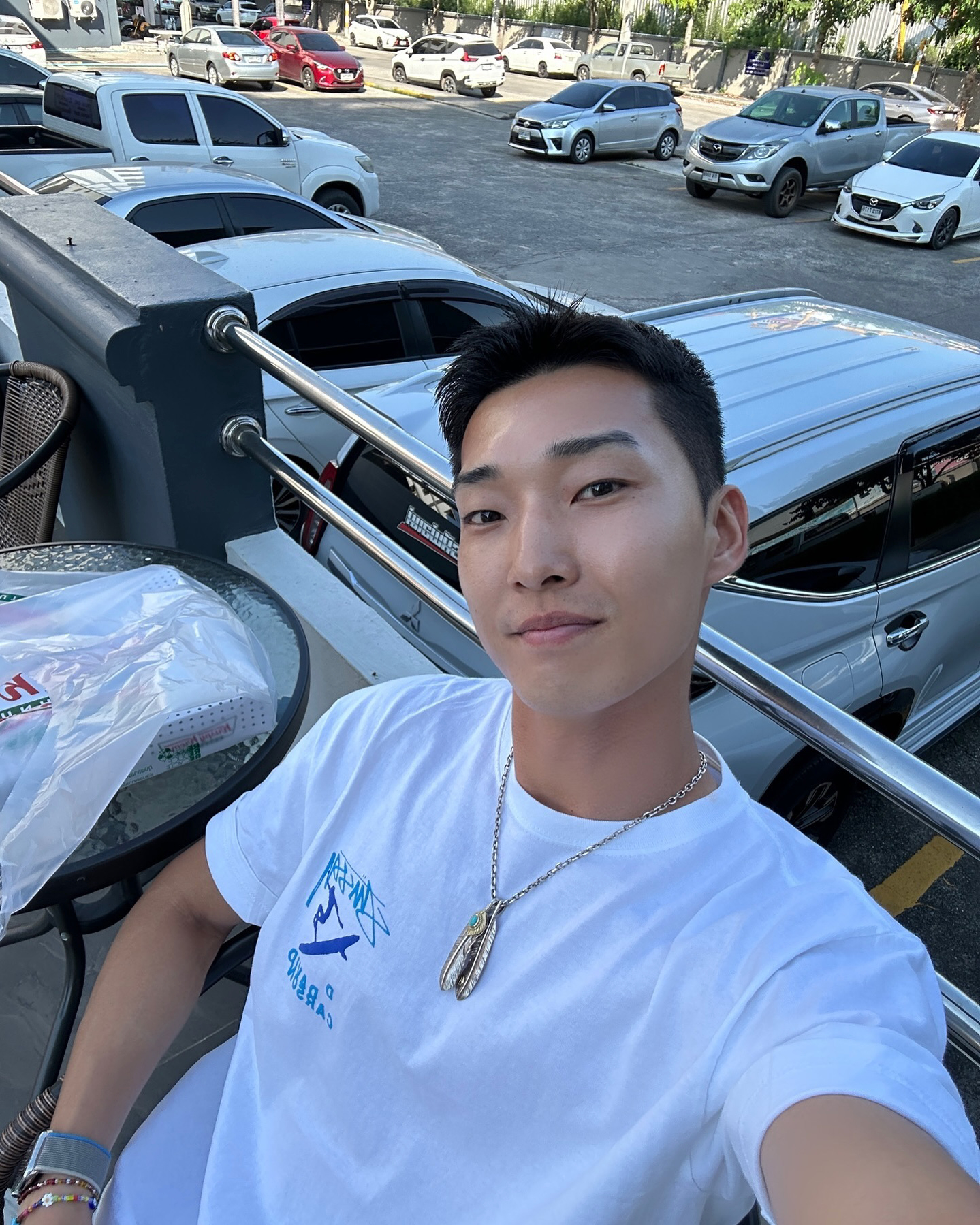 우상혁의 패션 센스🔥
점프력만큼 스타일도 확실한 스트릿룩😎체크!

1. 푸마 에이치-스트리트 OG
네온 그린 컬러에 메탈릭 실버가 특징인 스니커즈입니다. 우상혁의 에너지가 그대로 전해지는 아이템으로, 블랙 룩에 포인트를 준 아이템입니다.

2. 캐피탈 8온즈 데님 레이스업 웨스턴 셔츠
양팔에 화이트 스트링 디테일이 들어간 웨스턴 셔츠가 블랙 데님에 포인트를 살려줍니다. 빈티지와 스트릿 감성을 동시에 느낄 수 있는 셔츠입니다.

3. 아이앱 스튜디오 헤링본 후드 그레이
그레이 헤링본 패턴이 은은하게 돋보이는 후드로 베이직하면서 소재와 핏이 매력적입니다.

4. 스투시 데이비드 카슨 티셔츠
그래픽 아티스트 데이비드 카슨과 협업한 제품으로 블루 로고가 포인트입니다. 심플한 화이트 티셔츠지만 예술적인 프린팅이 새겨진것이 특정입니다. 이미지7