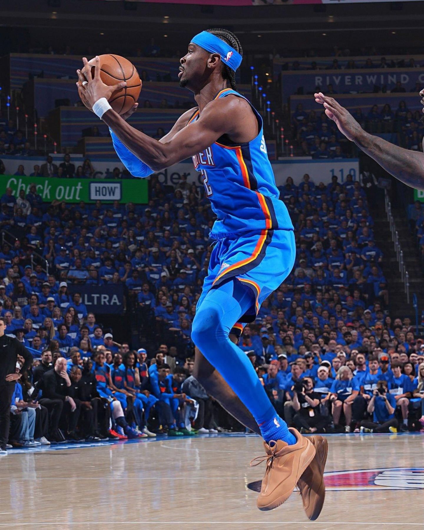 MVP의 발끝에서 빛난 컨버스🏆
샤이 x 컨버스 협업 농구화🏀아이템 체크!
샤이 길저스 알렉산더가 NBA MVP 수상과 함께 그의 시그니처 슈즈 컨버스 SHAI 001을 신고 코트 위에 섰습니다.
오클라호마시티 썬더 홈구장에서 열린 경기에서 MVP 트로피를 받았고 아내의 눈동자 색에서 영감을 받은 컬러로 디자인된 이 농구화를 신고 경기를 뛰었습니다.
발뒤꿈치에는 컨버스의 스타 로고, 텅에는 샤이의 시그니처 넘버 2가 새겨져 그의 아이덴티티를 담아냈습니다. 온코트와 오프코트를 모두 겨냥한 디자인으로 2025년 가을 정식 출시 예정입니다. 이미지7