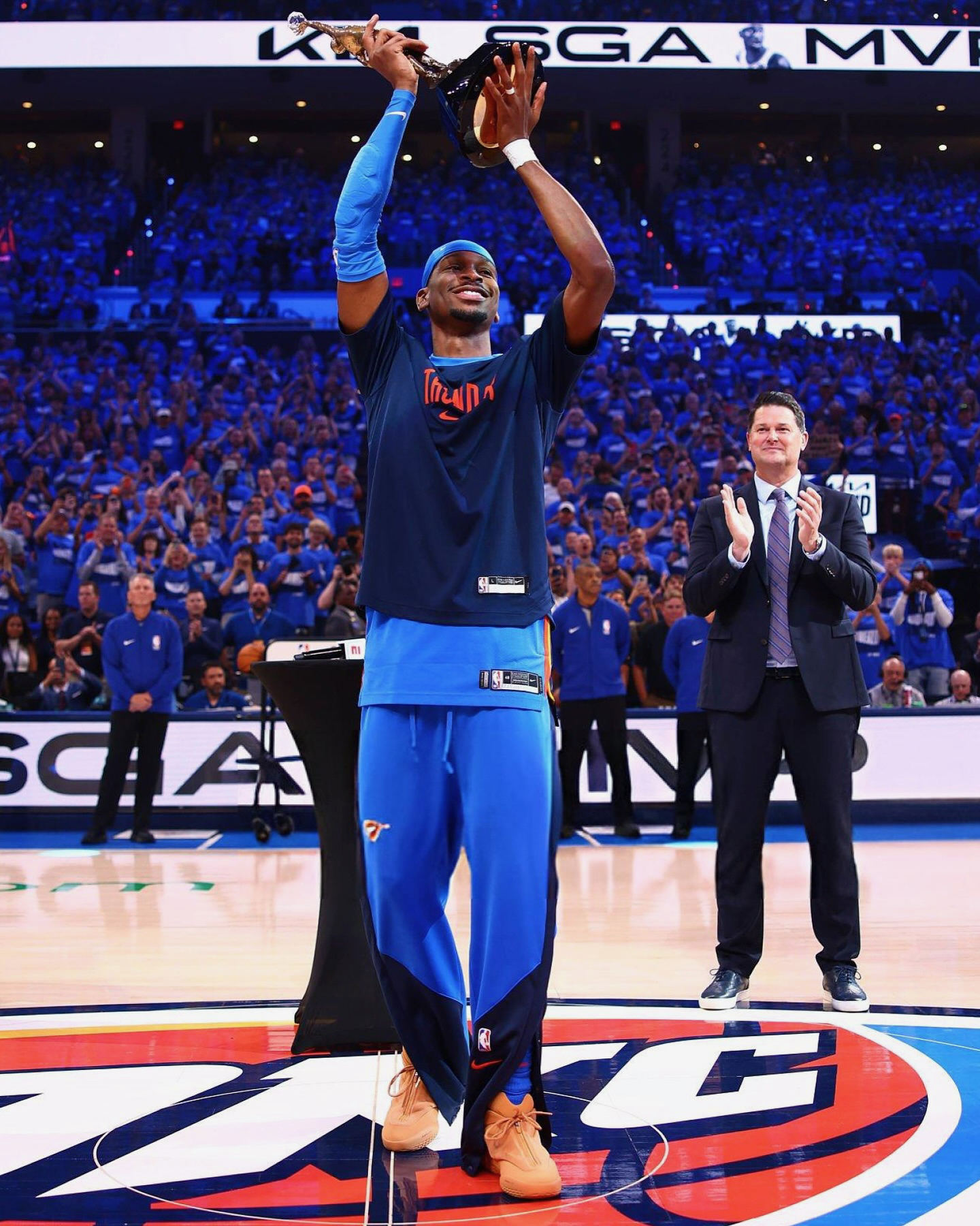 MVP의 발끝에서 빛난 컨버스🏆
샤이 x 컨버스 협업 농구화🏀아이템 체크!

샤이 길저스 알렉산더가 NBA MVP 수상과 함께 그의 시그니처 슈즈 컨버스 SHAI 001을 신고 코트 위에 섰습니다. 

오클라호마시티 썬더 홈구장에서 열린 경기에서 MVP 트로피를 받았고 아내의 눈동자 색에서 영감을 받은 컬러로 디자인된 이 농구화를 신고 경기를 뛰었습니다.

발뒤꿈치에는 컨버스의 스타 로고, 텅에는 샤이의 시그니처 넘버 2가 새겨져 그의 아이덴티티를 담아냈습니다. 온코트와 오프코트를 모두 겨냥한 디자인으로 2025년 가을 정식 출시 예정입니다. 이미지