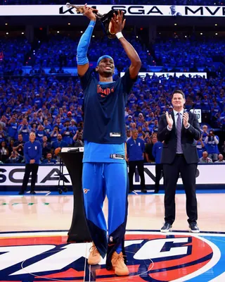 MVP의 발끝에서 빛난 컨버스🏆
샤이 x 컨버스 협업 농구화🏀아이템 체크!
샤이 길저스 알렉산더가 NBA MVP 수상과 함께 그의 시그니처 슈즈 컨버스 SHAI 001을 신고 코트 위에 섰습니다.
오클라호마시티 썬더 홈구장에서 열린 경기에서 MVP 트로피를 받았고 아내의 눈동자 색에서 영감을 받은 컬러로 디자인된 이 농구화를 신고 경기를 뛰었습니다.
발뒤꿈치에는 컨버스의 스타 로고, 텅에는 샤이의 시그니처 넘버 2가 새겨져 그의 아이덴티티를 담아냈습니다. 온코트와 오프코트를 모두 겨냥한 디자인으로 2025년 가을 정식 출시 예정입니다. 이미지