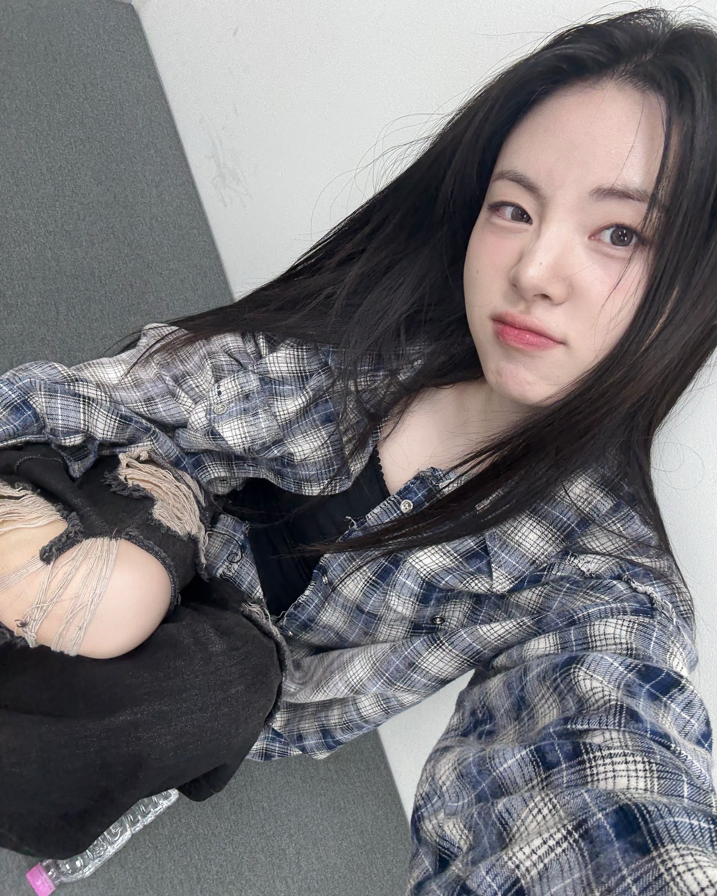 에어컨 바람, 체크셔츠로 막자🩵

여름이면 어김없이 찾아오는 냉방병! 그래서 여름에도 긴팔 하나쯤은 꼭 챙겨야 하는데요, 얇은 체크셔츠 하나면 바람은 막고, 스타일은 살릴 수 있답니다.

실용성과 트렌디함을 모두 잡은 체크셔츠, 셀럽들이 선택한 아이템은 무엇일지 함께 살펴볼게요.✨

1. 신시아
- 러프넥(ROUGHNECK), 워싱 체크 셔츠, 블루 / 10만 6천 원

2. 카즈하
- 랑거(LANGER), 25SS 아이코닉 1 옴브레 체크 셔츠, 레드 / 15만 8천 원

3. 노지선
- 그레일즈(GRAILZ), 디스트레스드 체크 셔츠, 민트 핑크 / 12만 9천 원 이미지