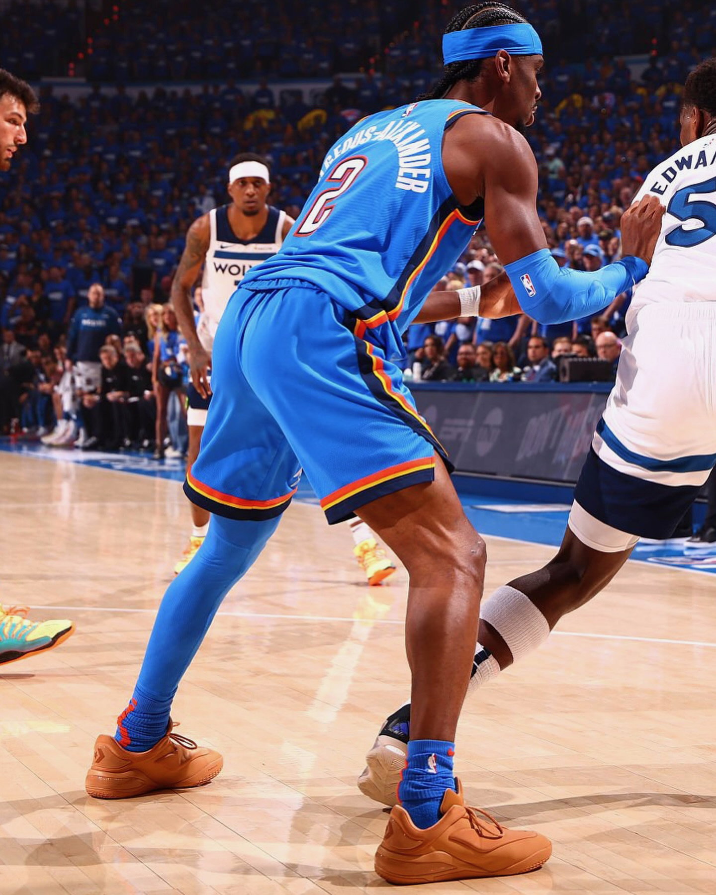 MVP의 발끝에서 빛난 컨버스🏆
샤이 x 컨버스 협업 농구화🏀아이템 체크!
샤이 길저스 알렉산더가 NBA MVP 수상과 함께 그의 시그니처 슈즈 컨버스 SHAI 001을 신고 코트 위에 섰습니다.
오클라호마시티 썬더 홈구장에서 열린 경기에서 MVP 트로피를 받았고 아내의 눈동자 색에서 영감을 받은 컬러로 디자인된 이 농구화를 신고 경기를 뛰었습니다.
발뒤꿈치에는 컨버스의 스타 로고, 텅에는 샤이의 시그니처 넘버 2가 새겨져 그의 아이덴티티를 담아냈습니다. 온코트와 오프코트를 모두 겨냥한 디자인으로 2025년 가을 정식 출시 예정입니다. 이미지2