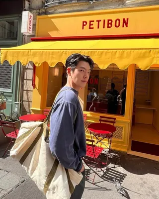 무심하게 툭 드는 에코백💼 이미지