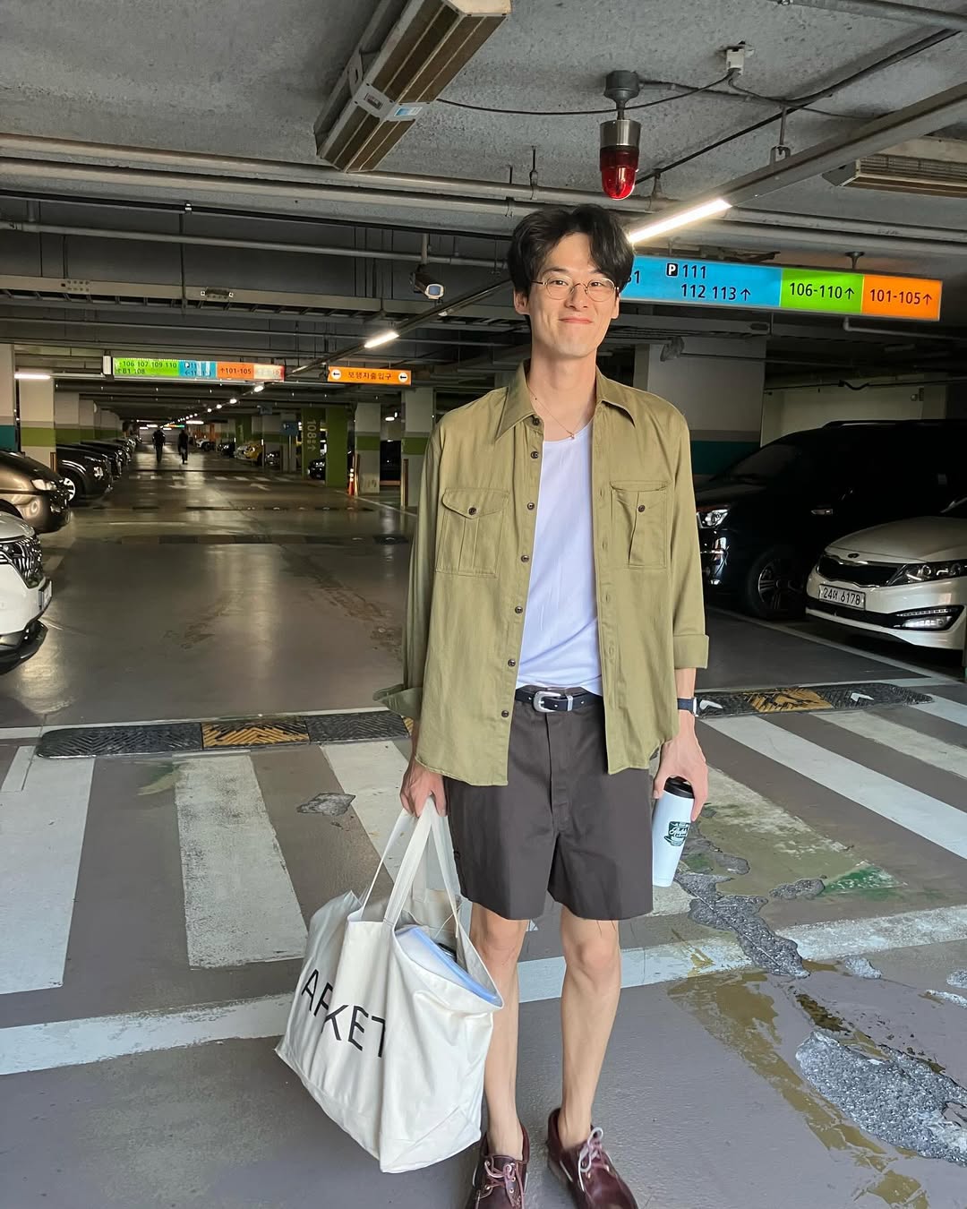 무심하게 툭 드는 에코백💼 이미지