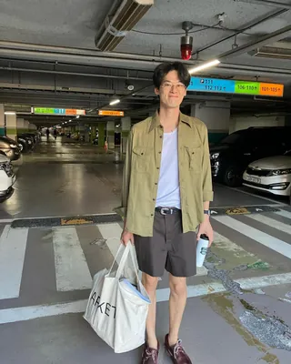 무심하게 툭 드는 에코백💼 이미지