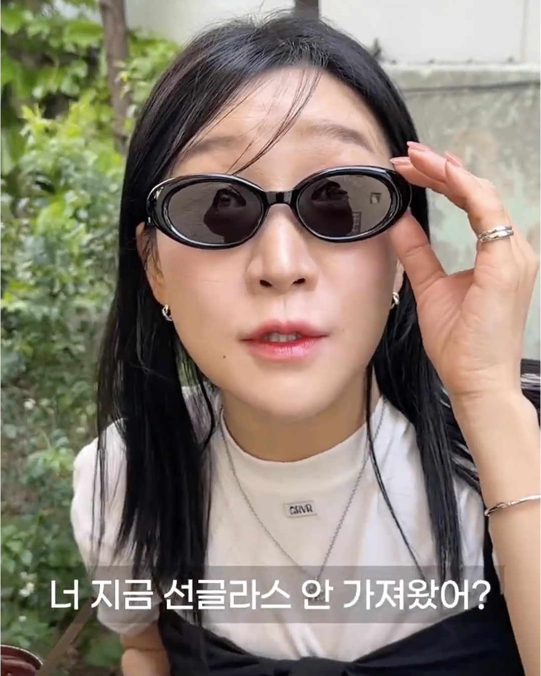 내일 한남동갈때 선글라스 챙겨야되는거 알지?😎
밈고리즘의 세미녀 지유, 미진, 지원님이 한남동 갈때 착용한 선그리 뭘까?

1. 지원템 – 젠틀몬스터 피쉬테일 01
그레이 니트 가디건과 프릴 숏팬츠, 헤어밴드와 부츠 컬러를 블랙으로 통일감을 준 룩에 데님 숄더백으로 포인트를 더했습니다. 마지막으로 리본 모양 참을 단 젠틀몬스터 피쉬테일 01 선글라스를 착용해 스타일에 러블리함과 트렌디함을 더했습니다.

2. 지유템 – 젠틀몬스터 x 메종 마르지엘라 MM206
화이트 반팔 티셔츠에 셔링 탑을 레이어드한 상의 조합이 눈길을 끌며, 전체적으로 미니멀하면서도 감각적인 무드를 완성했습니다. 여기에 젠틀몬스터와 메종 마르지엘라 협업 제품인 MM206 선글라스를 착용 해 4개의 스티치가 돋보이는 디테일을 살렸습니다.  

3. 미진템 – 외계인 선글라스
화이트 크롭 반팔티에 브라운 랩 부츠컷 슬랙스를 매치하고, 네이비 아우터로 차분한 톤을 연출했습니다. 그 위에 형광 프레임과 무지갯빛 렌즈가 돋보이는 외계인 선글라스를 더해 유쾌한 반전을 주었습니다. Y2K 무드가 돋보이는 스타일입니다. 이미지