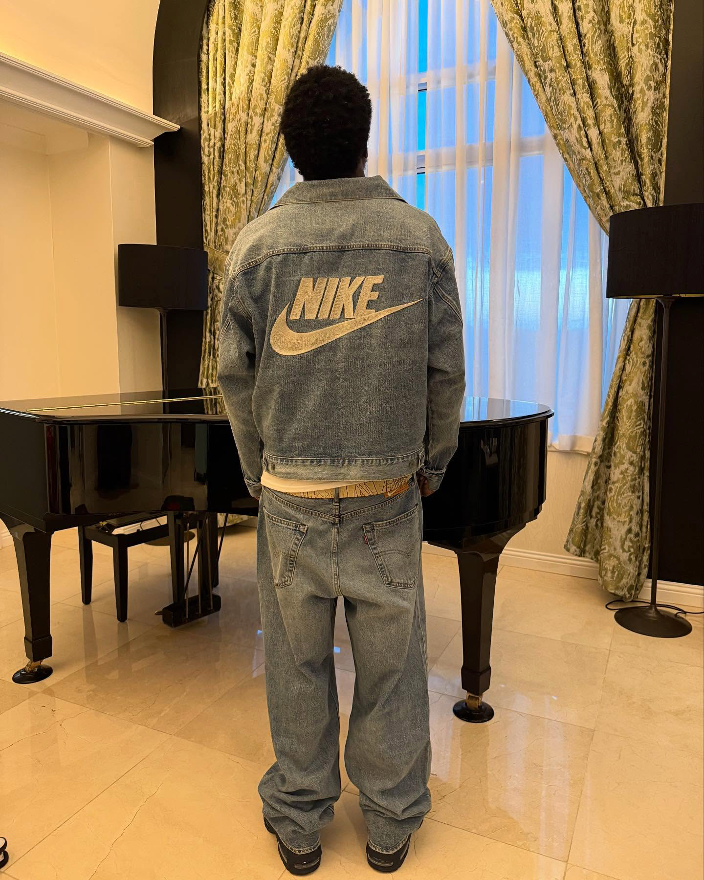 나이키 x 리바이스⁠ 협업 컬렉션👖
릴 야티가 입은 데님 셋업😎스니커즈 체크!

릴 야티가 새로운 리바이스 x 나이키 협업 컬렉션을 선보였습니다. 그는 데님 재킷과 팬츠를 착용하고 에어 맥스 95 중 블루 컬러를 신은 모습입니다. 전체적으로 워싱 처리된 빈티지한 무드가 특징입니다.⁠

이번 협업 컬렉션은 총 세 가지 컬러의 에어 맥스 95와 함께 데님 재킷과 팬츠로 구성되어 있습니다. 나이키 로고가 큼직하게 프린팅된 데님 재킷은 리바이스 특유의 클래식함과 나이키의 로고 감성을 잘 살렸습니다.

에어 맥스 95는 데님 텍스처가 특징입니다. 이번 컬렉션은 2025년 여름 출시 예정이고 정확한 발매 일정은 추후 공개될 예정입니다.⁠ 이미지1